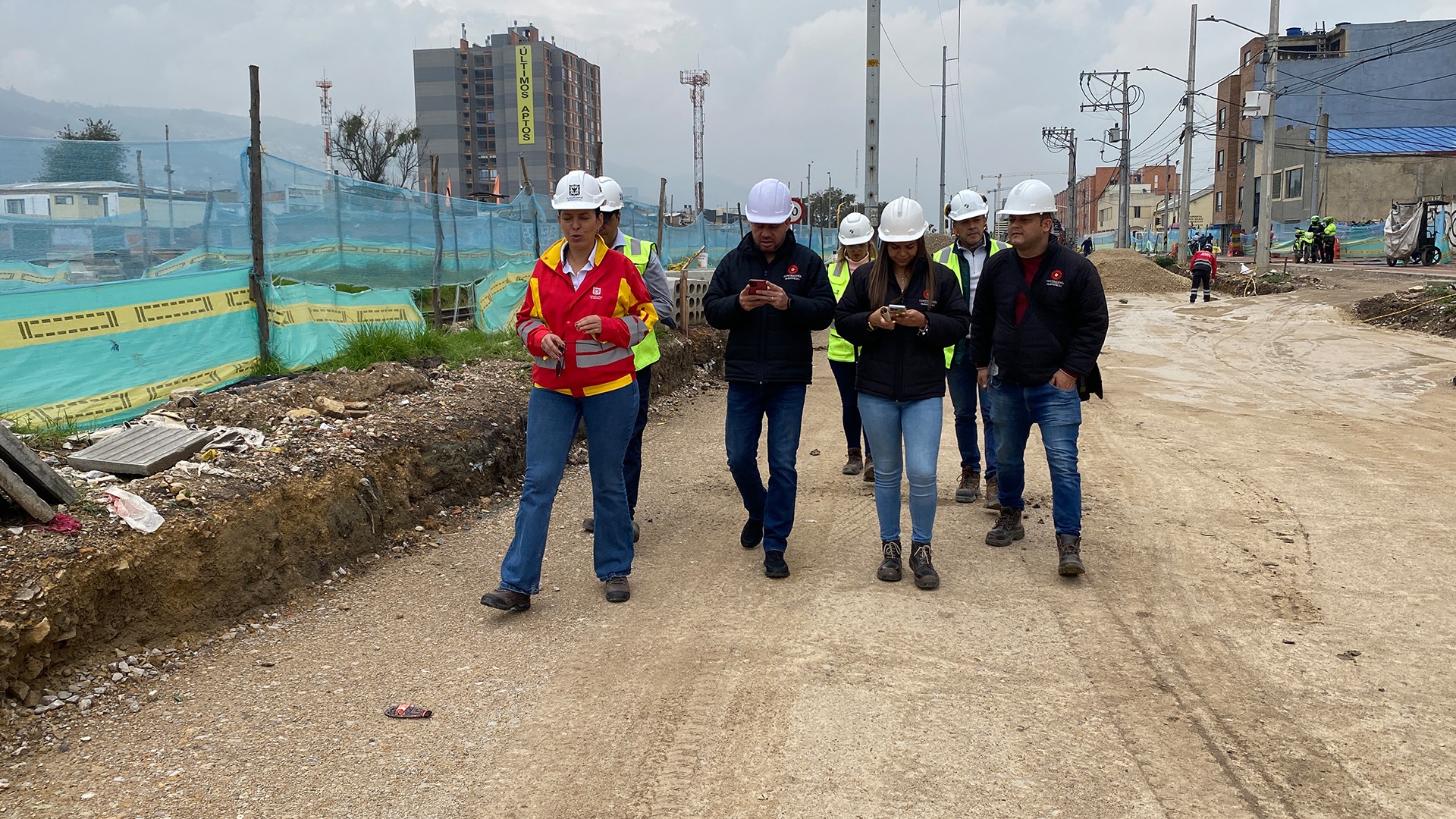 La Contraloría visitó dos importantes obras de movilidad que se desarrollan en el norte de Bogotá: la Avenida Laureano Gómez y la Avenida Rincón. El objetivo, constatar el avance de estos proyectos que están en seguimiento bajo el programa ´Vamos a la Obra´.