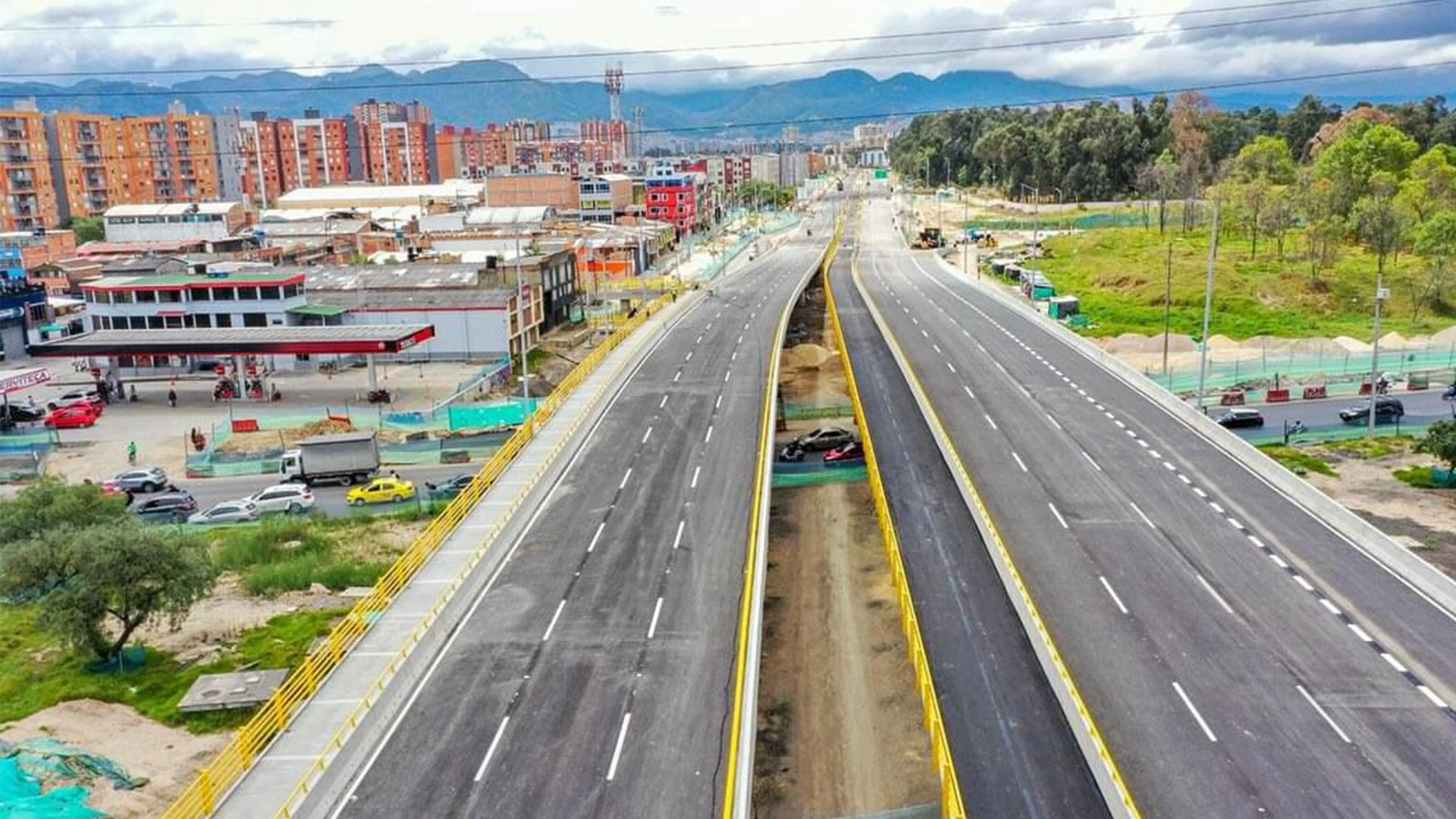 La Avenida Guayacanes, en las localidades de Kennedy y Bosa (12.6 kilómetros) fue finalizada y entregada a la ciudad después de mas de cinco años de construcción. Este importante proyecto contó con acompañamiento permanente de la Contraloría de Bogotá D.C. a través del programa ‘Vamos a la Obra’.