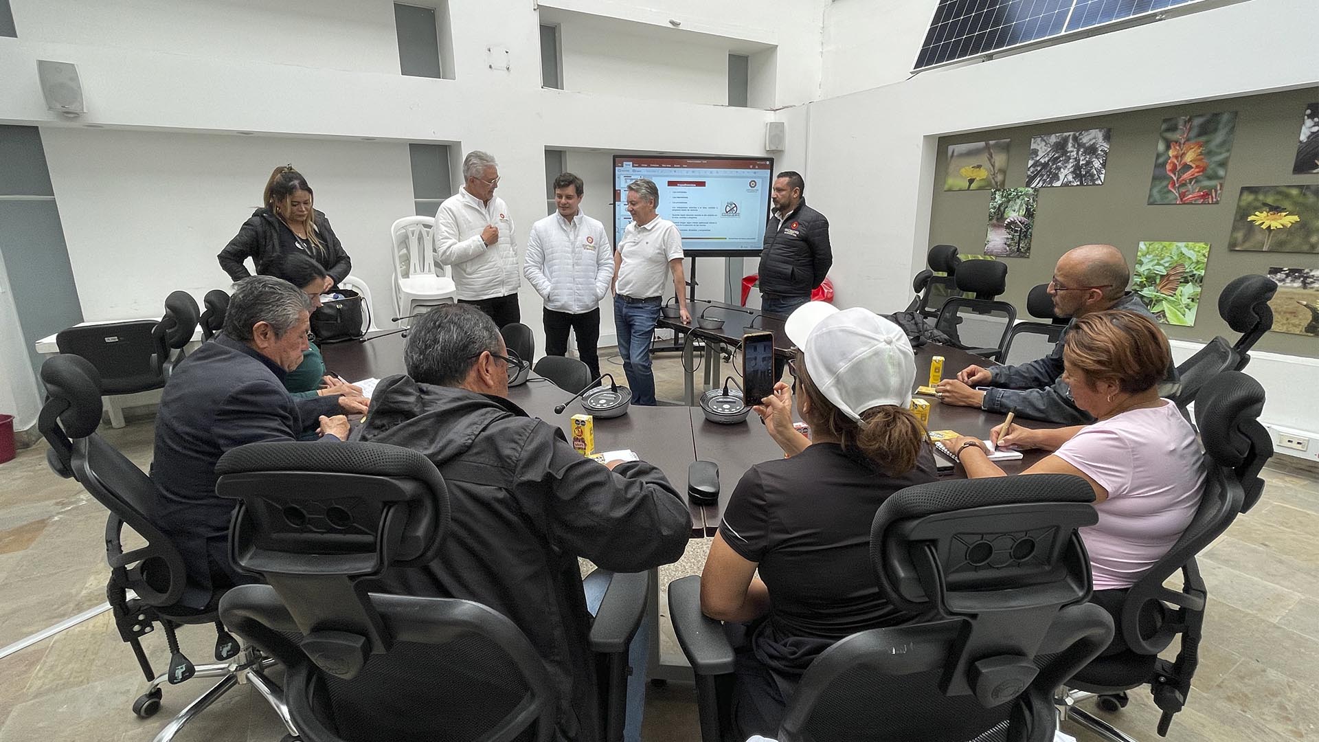 La Dirección de Participación Ciudadana y Desarrollo Local de la Contraloría, en cabeza de David José Valencia, realizó una jornada especial de control fiscal y diálogo con las comunidades en la Localidad de Suba, donde además de reuniones con sus habitantes y con la alcaldesa encargada Ana Isabel Hortúa, se hicieron visitas a proyectos como el sendero ecológico Niza Antigua.