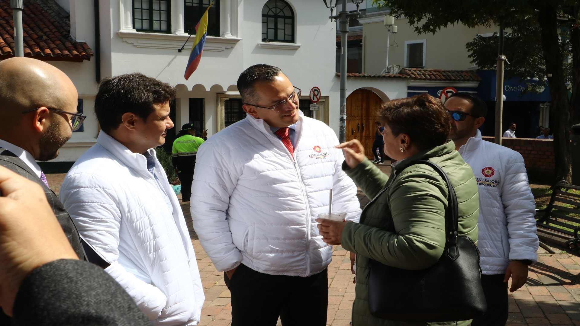 El contralor de Bogotá, Julián Mauricio Ruiz, realizó -junto con el equipo directivo de la entidad- un recorrido por las obras que se adelantan en la Plaza Fundacional de Usaquén, donde fueron atendidas directamente las quejas de los comerciantes y veedores. También visitó la Gerencia Local y se revisaron los resultados -del control fiscal- logrados en la Localidad.