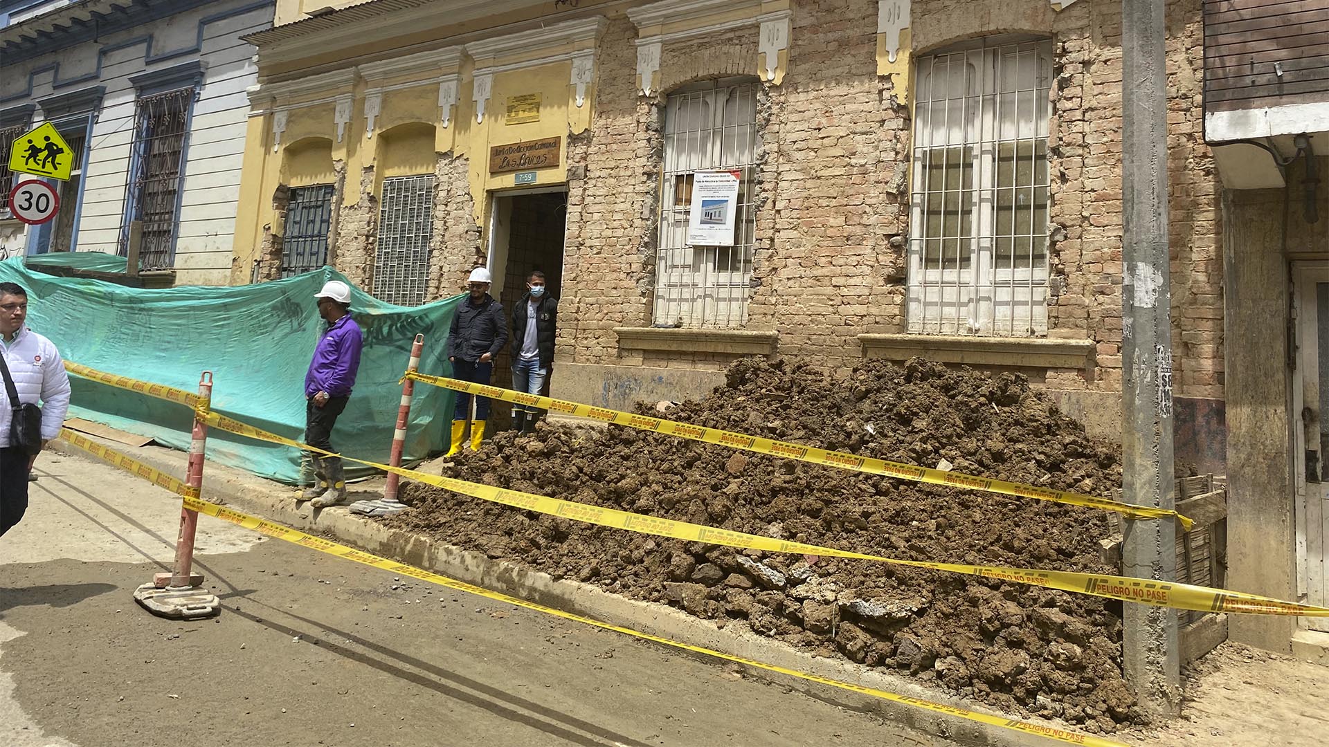 La Contraloría de Bogotá realizó un recorrido por las principales obras que se desarrollan en la Localidad de Santa Fe en barrios como Los Laches y Las Cruces. También visitó la Institución Educativa Los Pinos para verificar el estado del Programa de Alimentación Escolar PAE y escuchó a los representantes de las diferentes comunidades. Esta actividad estuvo a cargo de la Dirección de Participación Ciudadana y Desarrollo Local.