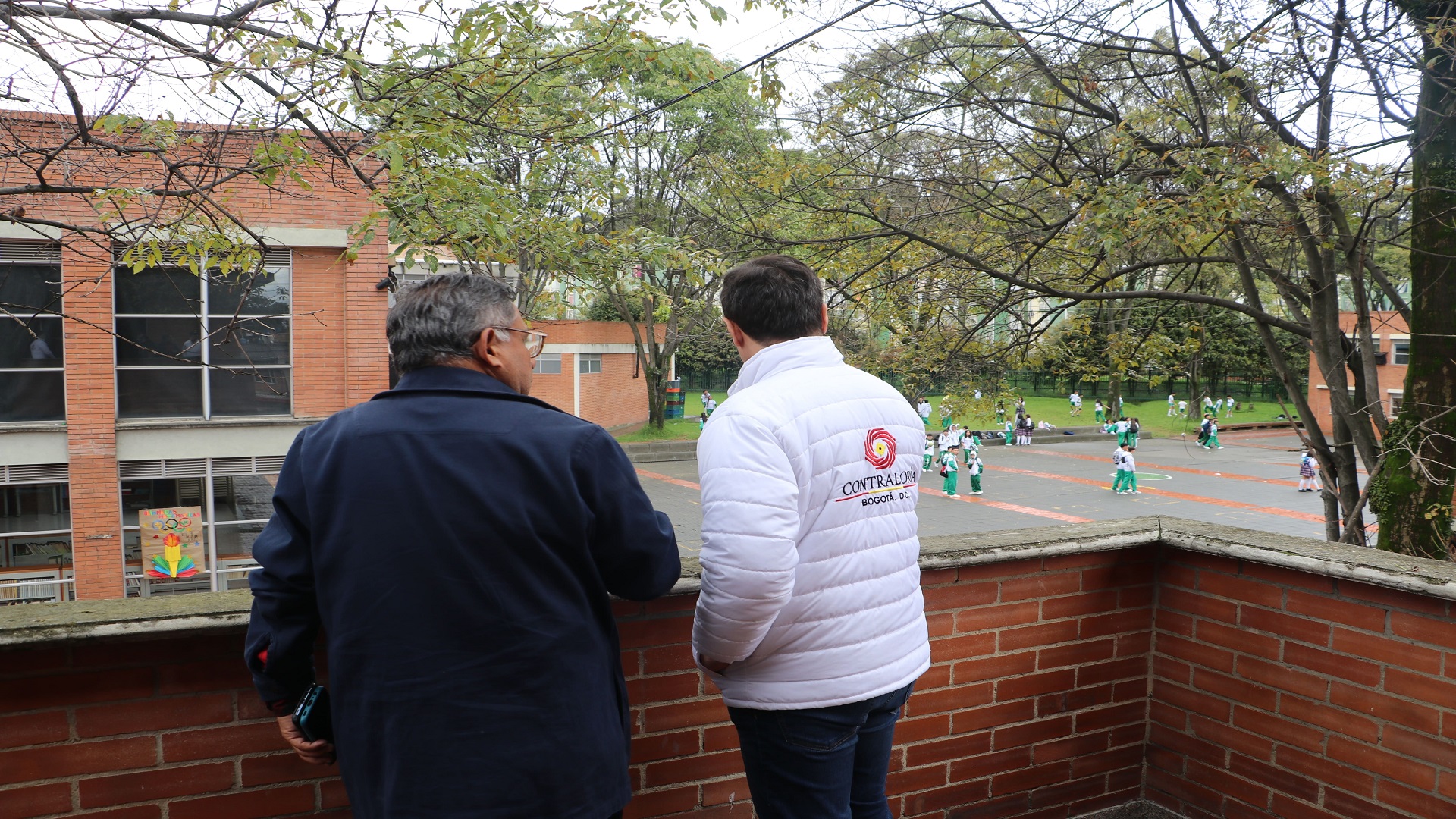 La Contraloría de Bogotá, con los equipos de la Dirección de Participación Ciudadana, realizó una jornada especial de control fiscal en la Localidad Rafael Uribe Uribe, donde -entre otras actividades- visitó el colegio Gustavo Restrepo, recorrió varios segmentos viales en obra, y se reunió con la alcaldesa encargada, Dimelza Mendoza Rueda.