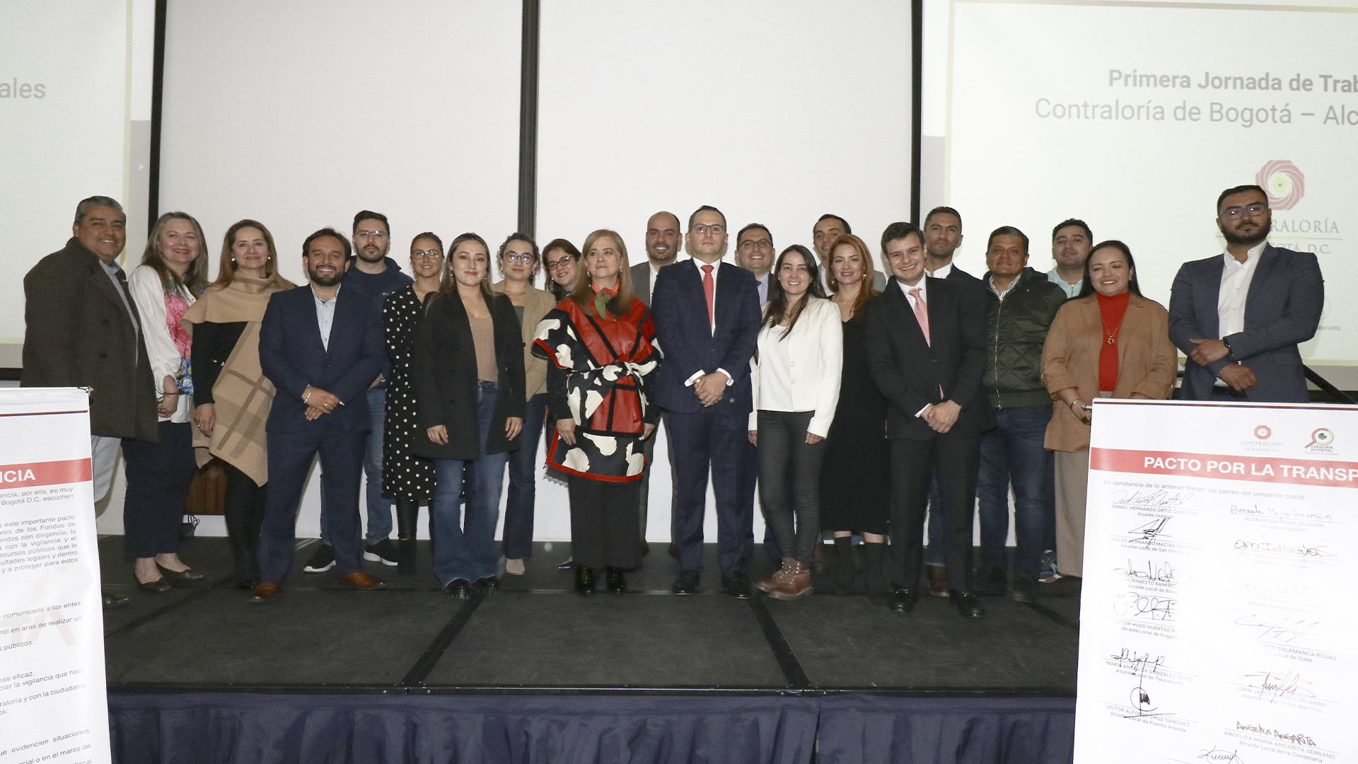 La Contraloría de Bogotá adelantó una jornada de trabajo (la primera) con los 20 nuevos alcaldes y alcaldesas locales, en la que se firmó un 'Pacto por la Transparencia', se habló del cuidado que debe tenerse en la contratación y también de la importancia que tiene el control fiscal.