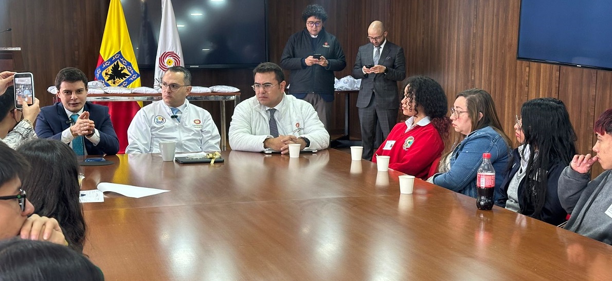 Imagen del Contralor de Bogotá y Contralores Estudiantiles.