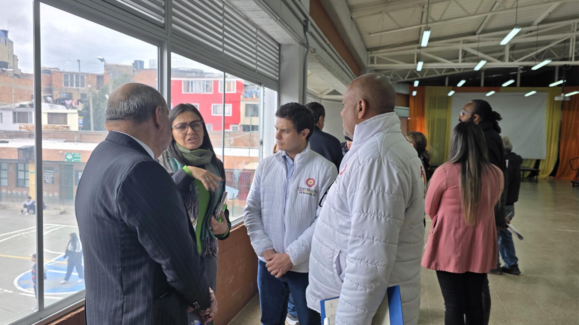 Durante un recorrido realizado por la Contraloría, se visitó el Colegio Distrital Campestre Monteverde donde se socializaron las problemáticas más sentidas de la comunidad estudiantil, y posteriormente se visitaron obras de andenes y malla vial.