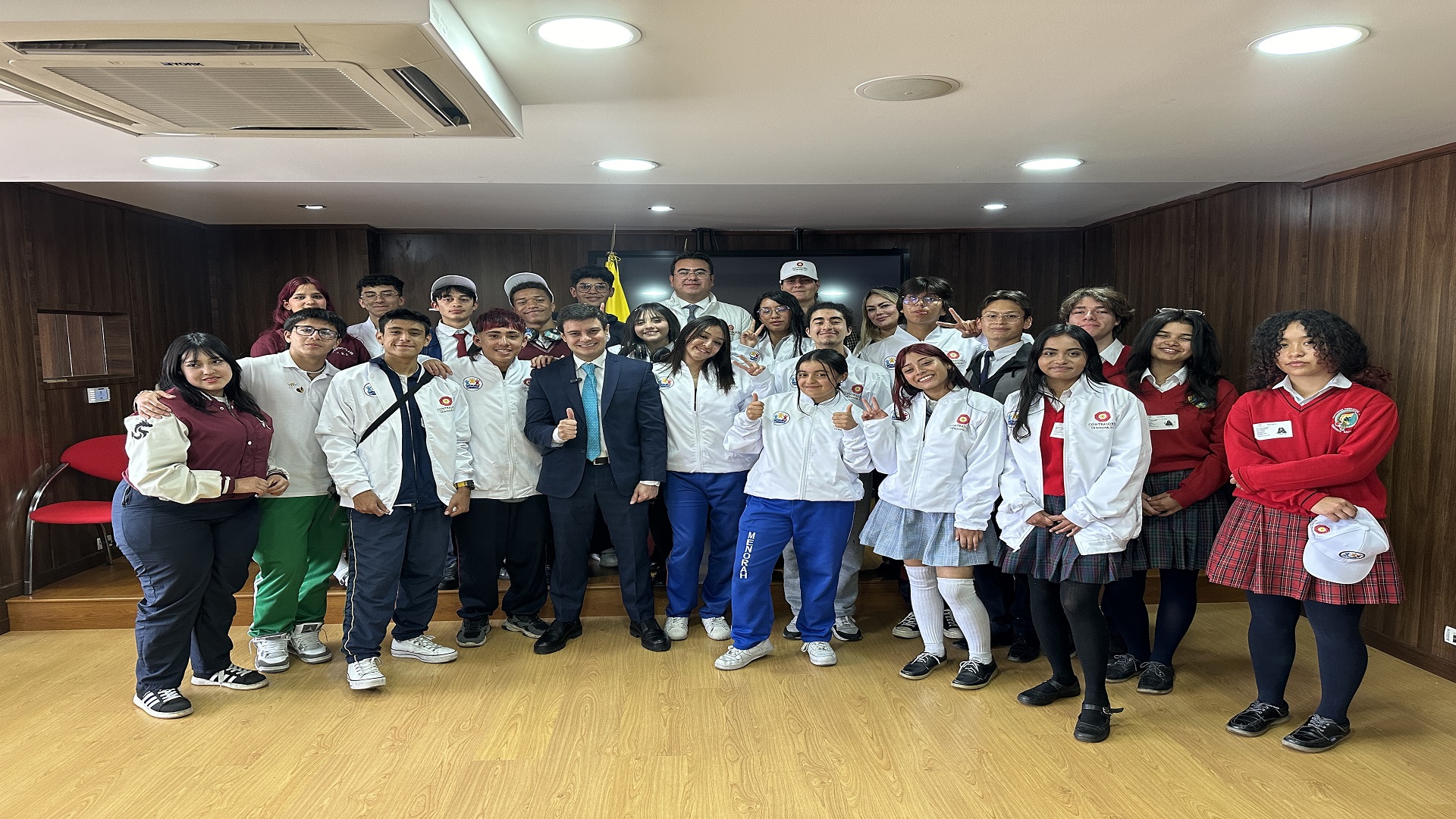 Una jornada de trabajo con los Contralores Estudiantiles se realizó en la Contraloría para revisar temas como infraestructura educativa, Programa de Alimentación Escolar PAE, y seguridad en los entornos escolares.   El Contralor, Julián Mauricio Ruiz, junto con los equipos de Participación Ciudadana y de Educación, lideró la reunión, en la que además se hizo entrega de la chaqueta que identifica a los jóvenes como Contralores Estudiantiles.