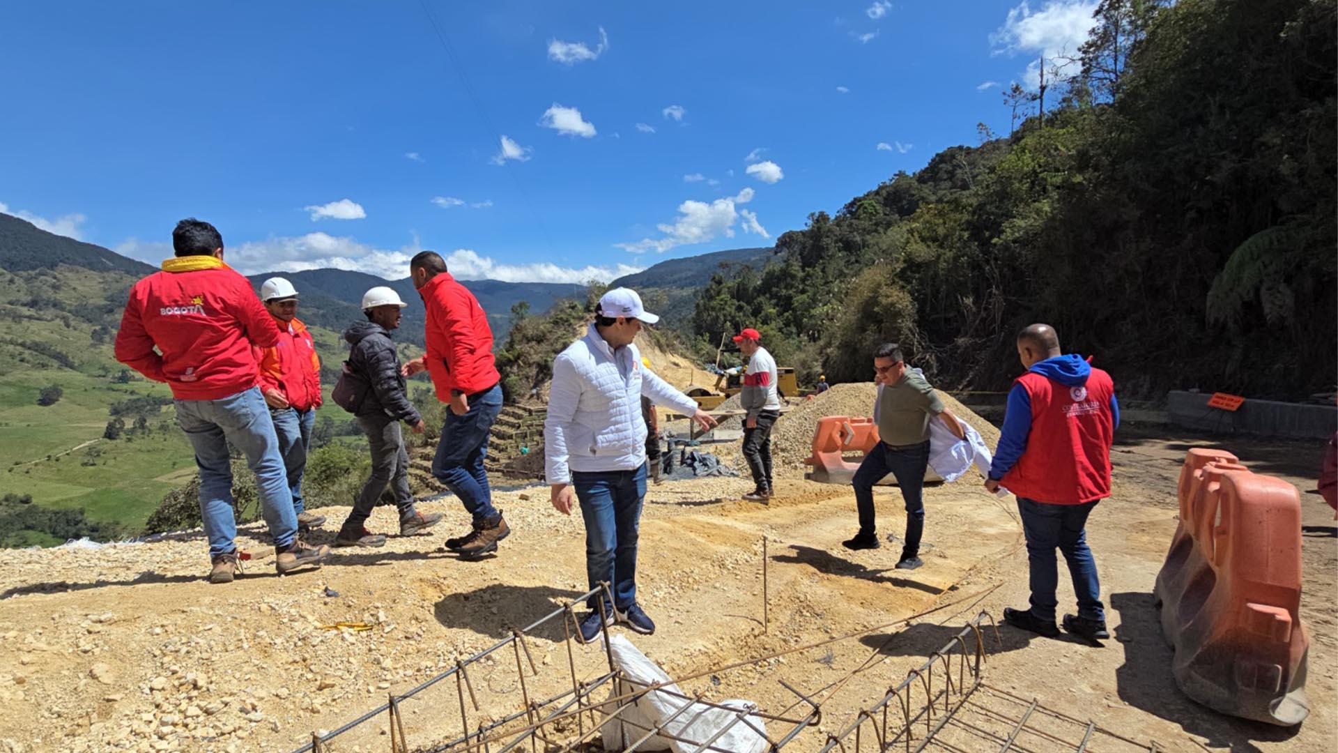La Dirección de Participación Ciudadana de la Contraloría recorrió Sumapaz para verificar en terreno el estado de las obras viales y para la educación que se llevan a cabo en esa Localidad.