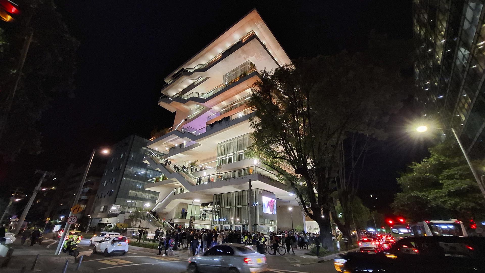 ¡Buenas noticias para Bogotá! El control fiscal al Centro Felicidad (CEFE) Chapinero, ejercido bajo el programa ‘Vamos a la Obra’, consiguió la finalización y apertura de este lugar que beneficiará a mas de un millón de personas y que consta de polideportivo, piscinas, auditorio y restaurantes. El Contralor de Bogotá, Julián Ruiz, asistió al acto de apertura con el Alcalde, Carlos Fernando Galán.