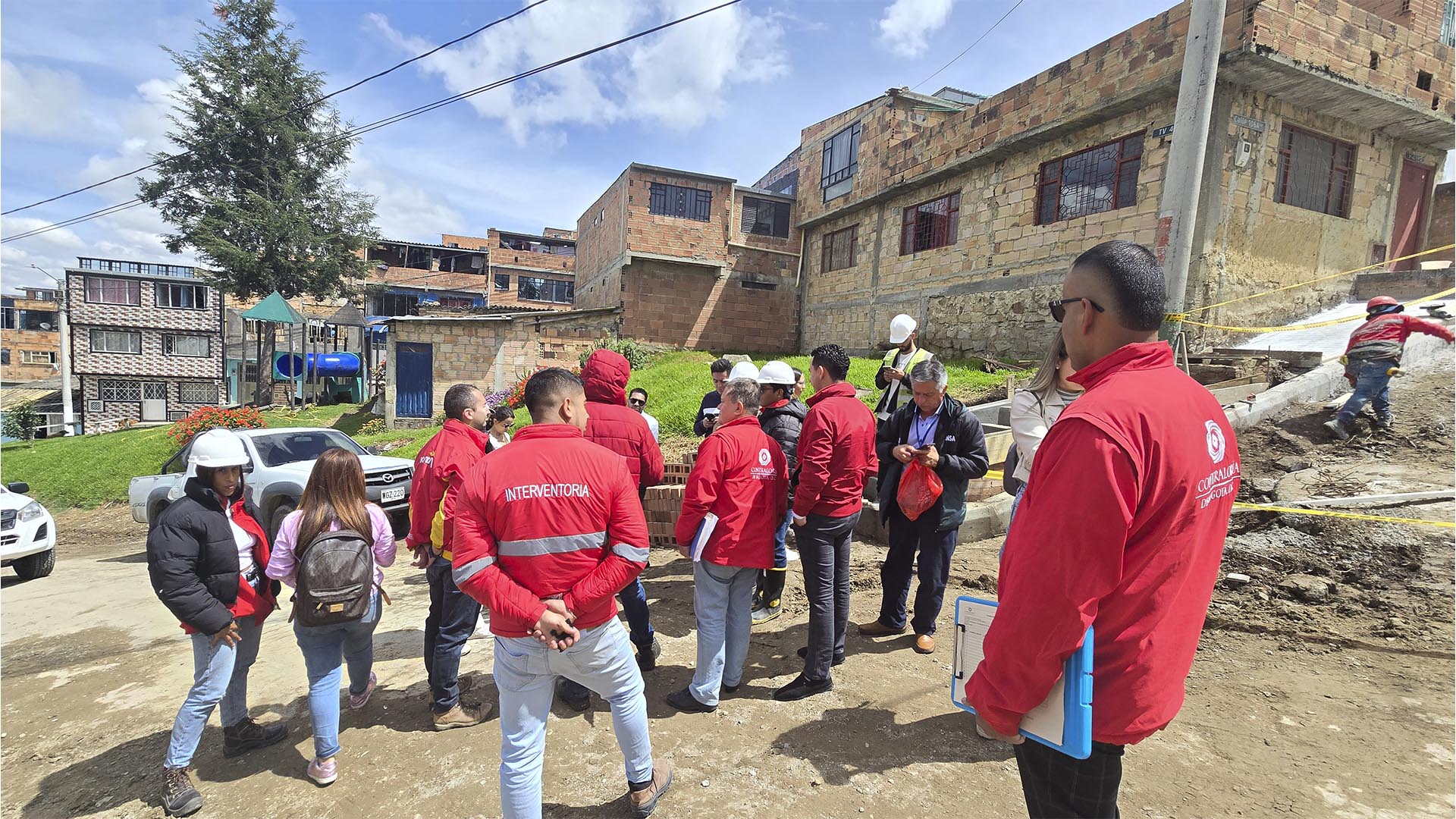 La Contraloría recorrió la Localidad de Usme, para verificar el avance de sus obras más importantes y escuchar a la comunidad. Durante la visita, se inspeccionaron proyectos de malla vial en los barrios Antonio José de Sucre y Villa Alemania, y también se atendieron las preocupaciones de la comunidad académica del Colegio Distrital El Uval.