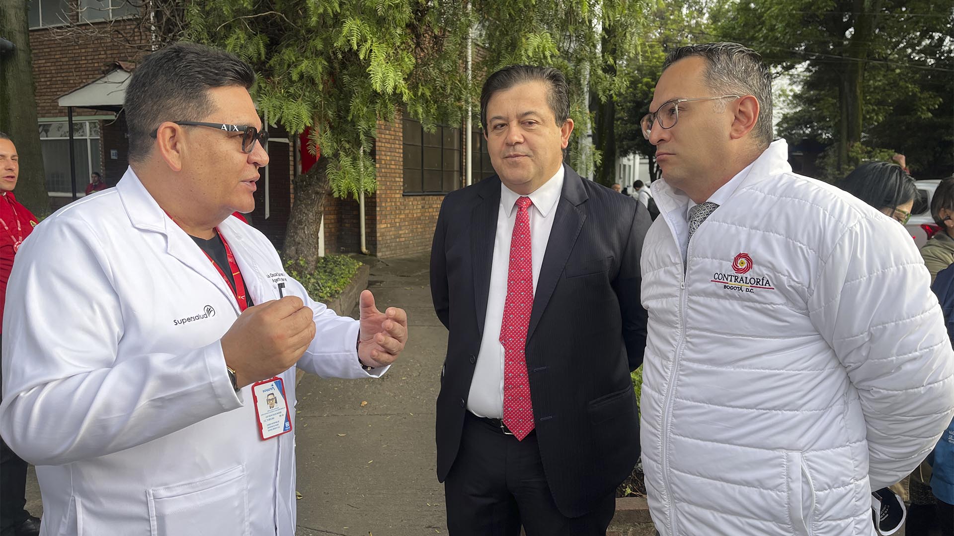 Una jornada especial de control a los hospitales de Bogotá, realizó la Contraloría con cerca de 100 funcionarios -liderados por el contralor Julián Mauricio Ruiz- que visitaron simultáneamente diez hospitales. En estos lugares se revisaron: inventarios de medicamentos, estado de equipos biomédicos, agendamiento de citas y dietas para pacientes.