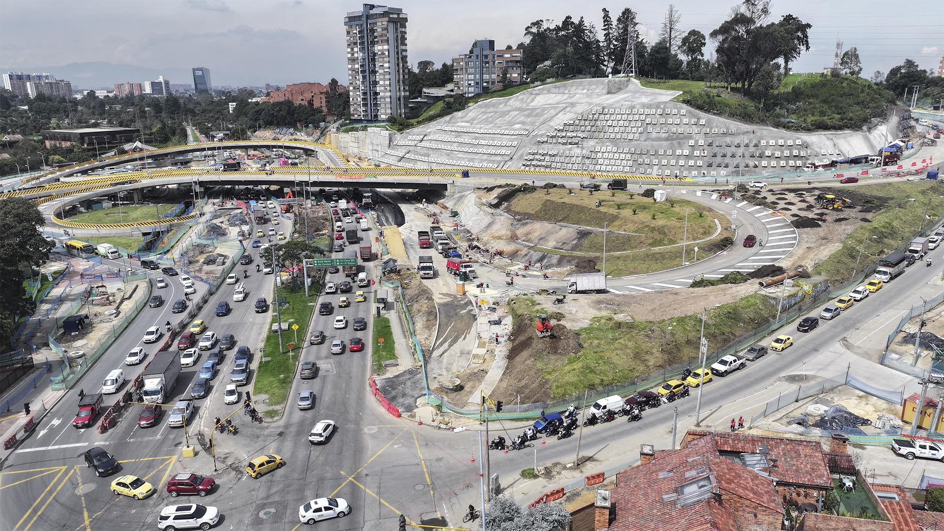 La Dirección Sectorial de Movilidad de la Contraloría visitó las obras que adelanta el IDU para la entrega y puesta en funcionamiento de los puentes vehiculares ubicados en la calle 127 con Av. Boyacá. Este importante proyecto, salió adelante -entre otras razones- por el seguimiento que se le hizo bajo el programa ‘Vamos a la Obra’.