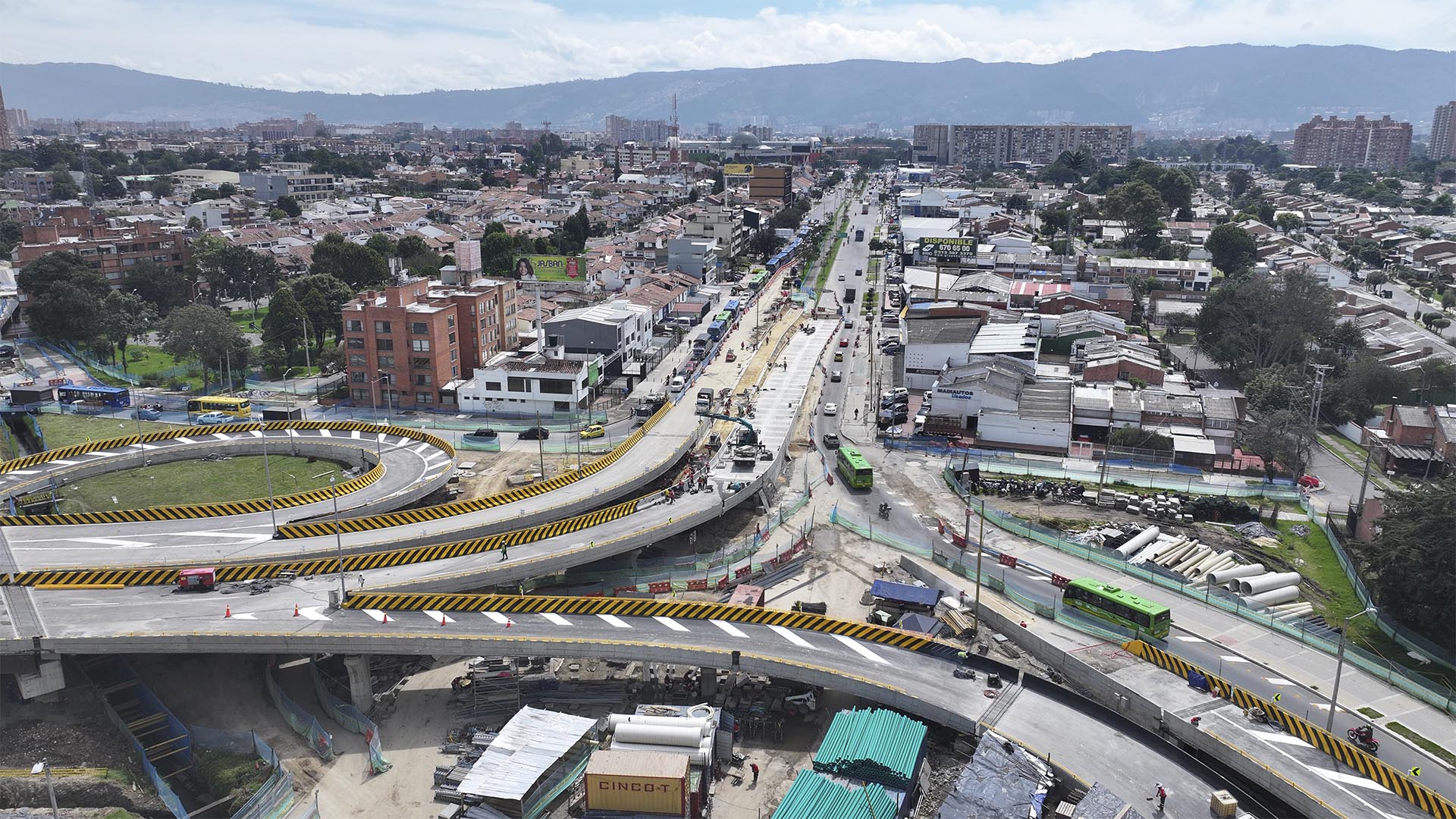 La Dirección Sectorial de Movilidad de la Contraloría visitó las obras que adelanta el IDU para la entrega y puesta en funcionamiento de los puentes vehiculares ubicados en la calle 127 con Av. Boyacá. Este importante proyecto, salió adelante -entre otras razones- por el seguimiento que se le hizo bajo el programa ‘Vamos a la Obra’.