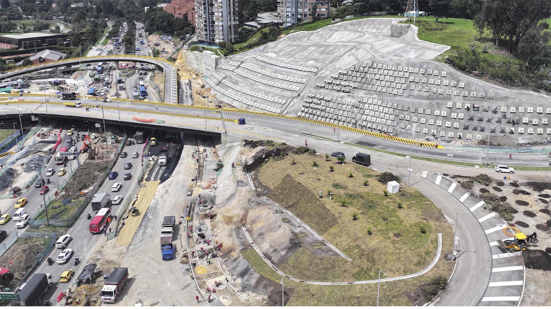 La Dirección Sectorial de Movilidad de la Contraloría visitó las obras que adelanta el IDU para la entrega y puesta en funcionamiento de los puentes vehiculares ubicados en la calle 127 con Av. Boyacá. Este importante proyecto, salió adelante -entre otras razones- por el seguimiento que se le hizo bajo el programa ‘Vamos a la Obra’.
