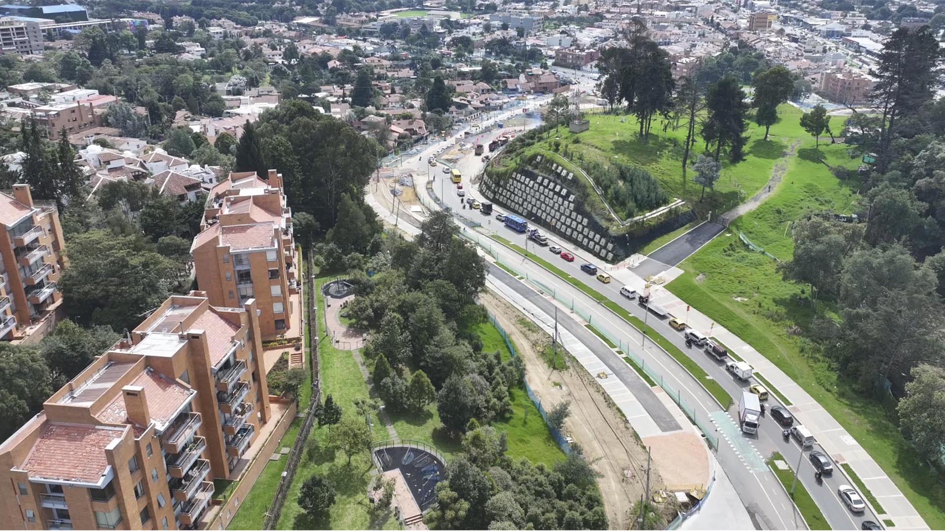La Dirección Sectorial de Movilidad de la Contraloría visitó las obras que adelanta el IDU para la entrega y puesta en funcionamiento de los puentes vehiculares ubicados en la calle 127 con Av. Boyacá. Este importante proyecto, salió adelante -entre otras razones- por el seguimiento que se le hizo bajo el programa ‘Vamos a la Obra’.