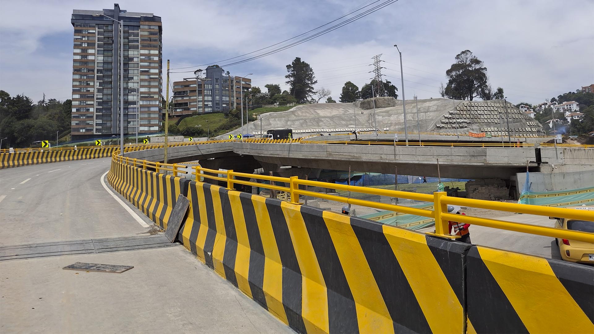 La Dirección Sectorial de Movilidad de la Contraloría visitó las obras que adelanta el IDU para la entrega y puesta en funcionamiento de los puentes vehiculares ubicados en la calle 127 con Av. Boyacá. Este importante proyecto, salió adelante -entre otras razones- por el seguimiento que se le hizo bajo el programa ‘Vamos a la Obra’.