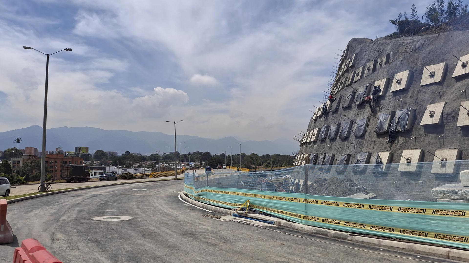 La Dirección Sectorial de Movilidad de la Contraloría visitó las obras que adelanta el IDU para la entrega y puesta en funcionamiento de los puentes vehiculares ubicados en la calle 127 con Av. Boyacá. Este importante proyecto, salió adelante -entre otras razones- por el seguimiento que se le hizo bajo el programa ‘Vamos a la Obra’.