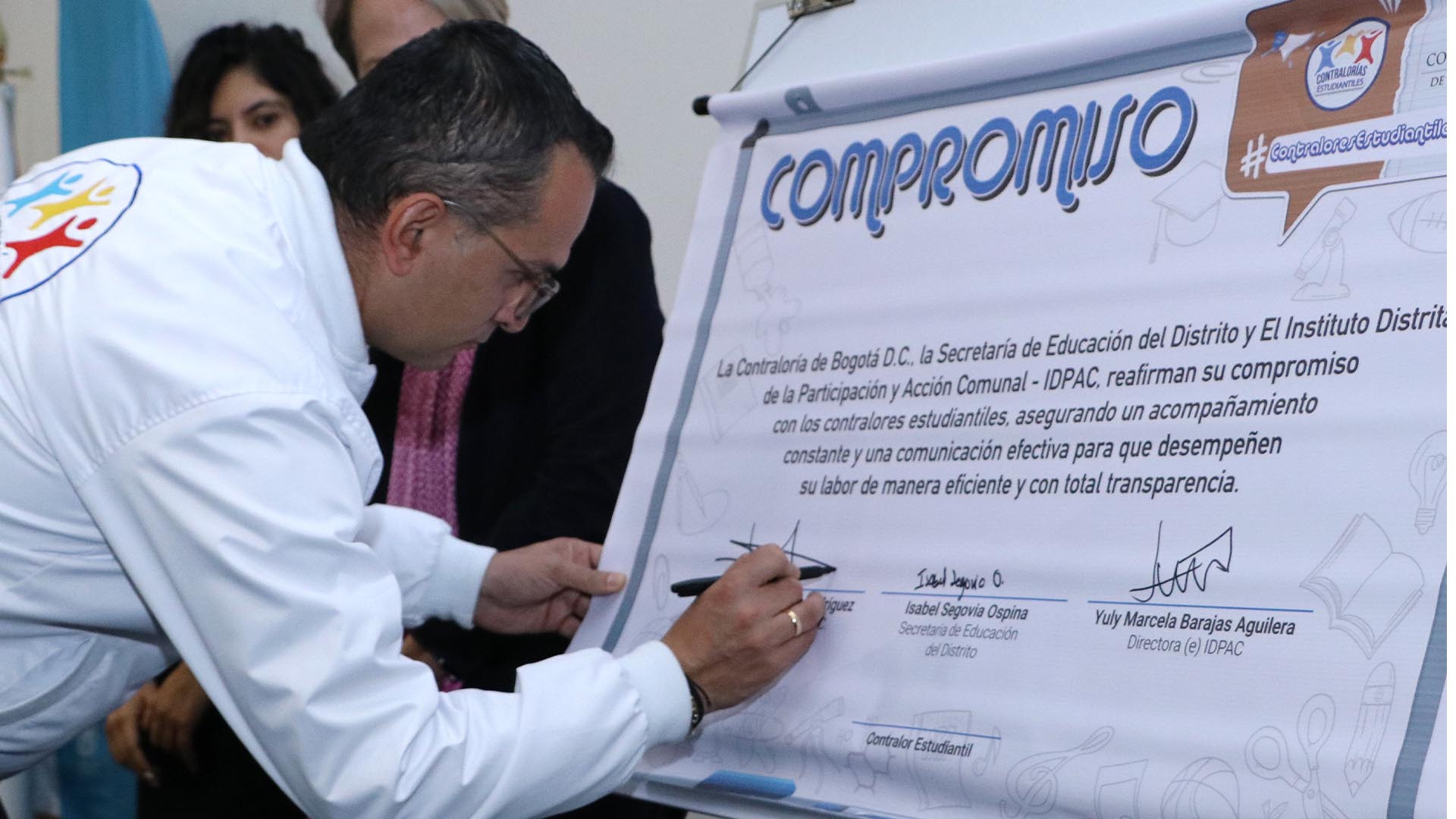 La Contraloría, en articulación con la Secretaría de Educación y el Instituto Distrital de la Participación y Acción Comunal – IDPAC, posesionó a 412 jóvenes como Contralores Estudiantiles para el 2025. Este evento constituye un hito en materia de participación ciudadana y control social, al consolidar el compromiso de las nuevas generaciones con la vigilancia de los recursos públicos y la transparencia en las instituciones educativas del Distrito.