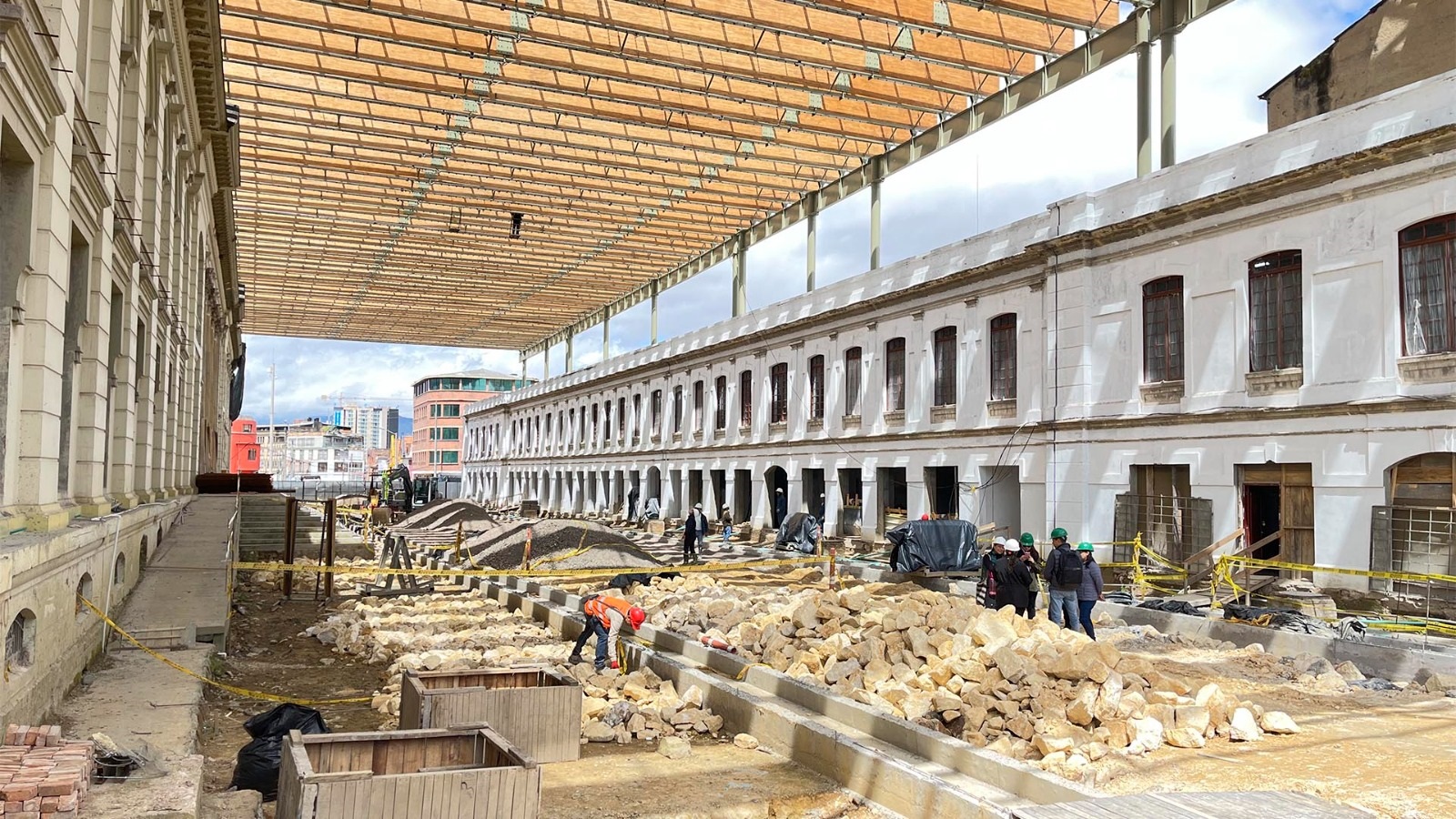 Para establecer en sitio su estado, la Contraloría hizo una Visita Administrativa al Bronx Distrito Creativo, un proyecto de renovación patrimonial que busca revitalizar 34,884 m² de construcción en edificaciones que se extienden desde el antiguo batallón de la Av. Caracas hasta una nueva plazoleta.
