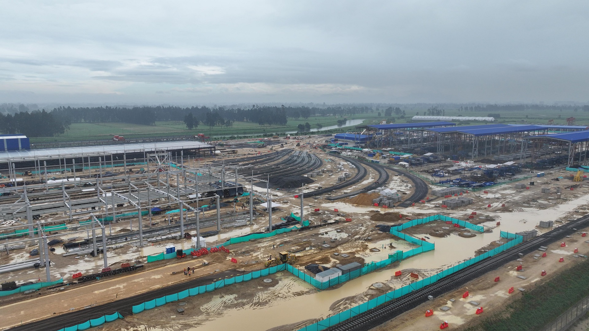 El Contralor de Bogotá, Julián Mauricio Ruiz, junto con el equipo de la Dirección del Sector Movilidad, recorrió las obras de la Primera Línea del Metro para constatar en sitio su estado y avances. La visita incluyó sitios estratégicos como la planta de prefabricados de pilotos PHC, garaje y pasarela de trenes, el viaducto, la Primera Estación y las obras de la Avenida Caracas.