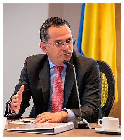 Contralor de Bogotá, D.C. Julián Mauricio Ruiz Rodríguez, sentado en su despacho.