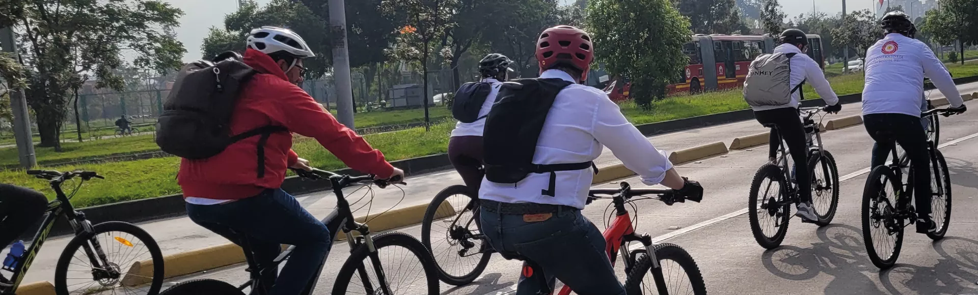 Funcionarios de la Contraloría de Bogotá en bicicleta