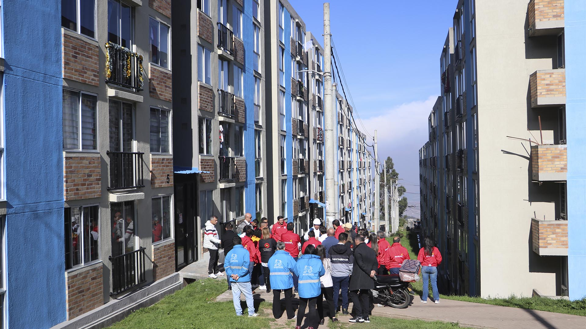 Las Direcciones de Participación Ciudadana y Hábitat y Ambiente de la Contraloría de Bogotá, visitaron el proyecto de apartamentos Arboleda Santa Teresita (Localidad de San Cristóbal) para hacerle seguimiento al proceso de entrega de más de 300 viviendas previsto para el primer semestre de 2025.
