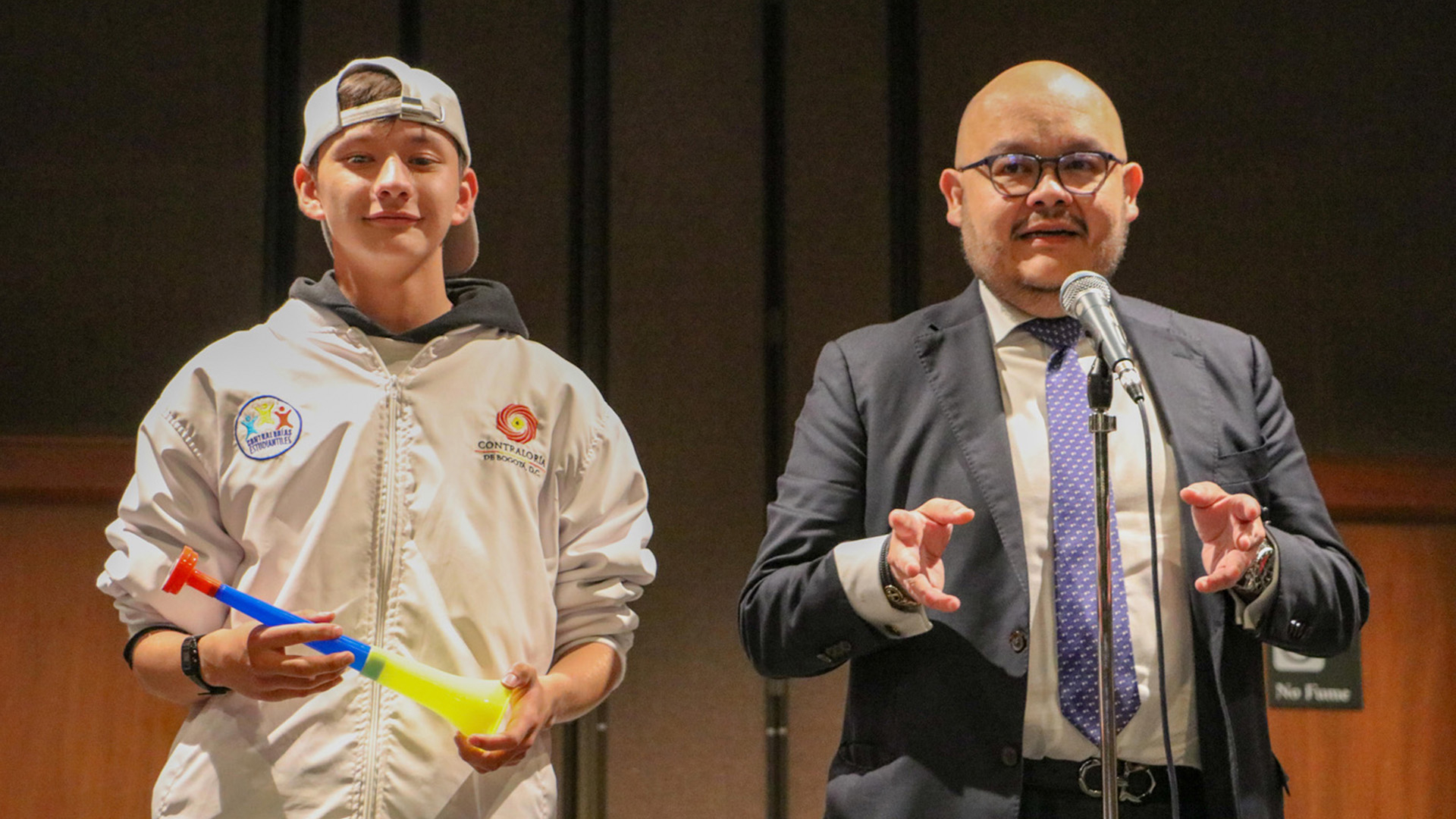 En la biblioteca Luis Ángel Arango se posesionaron 412 Contralores Estudiantiles para 2024. En el evento se firmó un compromiso para acompañar a estos jóvenes en el ejercicio de control que realizan en sus planteles.