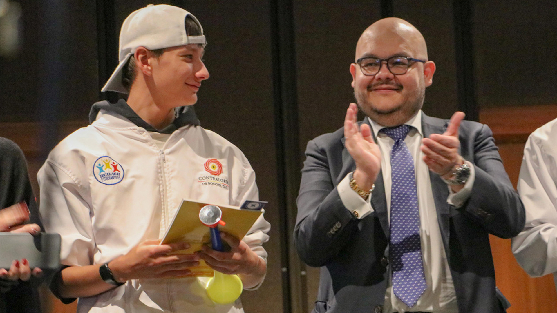 En la biblioteca Luis Ángel Arango se posesionaron 412 Contralores Estudiantiles para 2024. En el evento se firmó un compromiso para acompañar a estos jóvenes en el ejercicio de control que realizan en sus planteles.