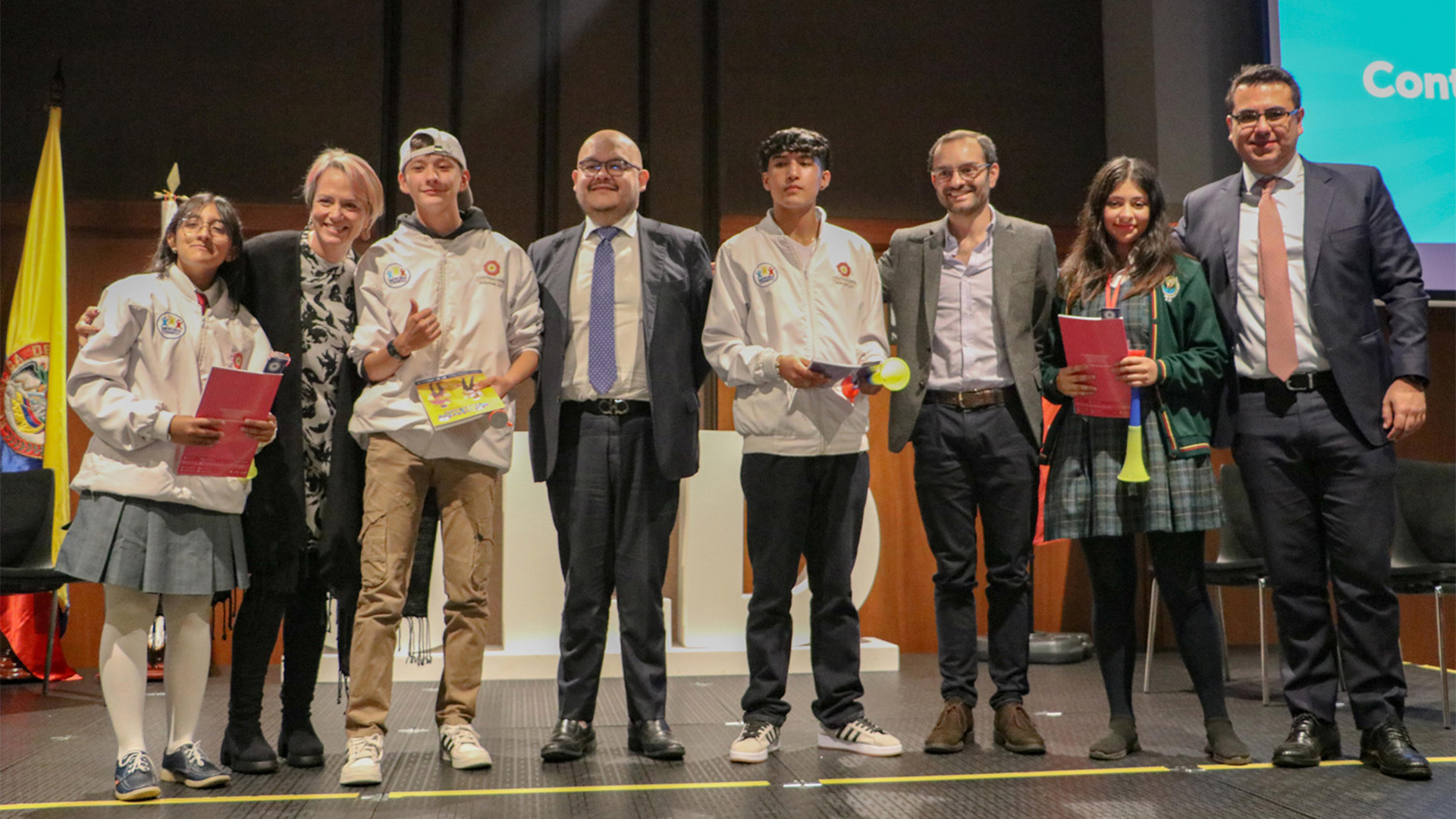 En la biblioteca Luis Ángel Arango se posesionaron 412 Contralores Estudiantiles para 2024. En el evento se firmó un compromiso para acompañar a estos jóvenes en el ejercicio de control que realizan en sus planteles.