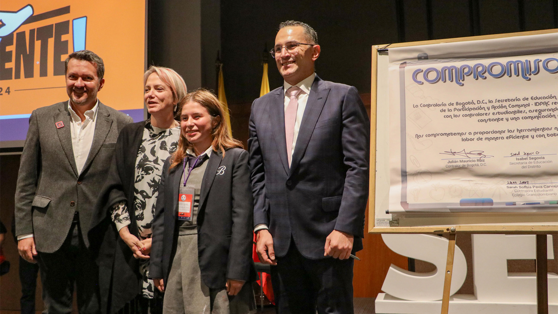 En la biblioteca Luis Ángel Arango se posesionaron 412 Contralores Estudiantiles para 2024. En el evento se firmó un compromiso para acompañar a estos jóvenes en el ejercicio de control que realizan en sus planteles.