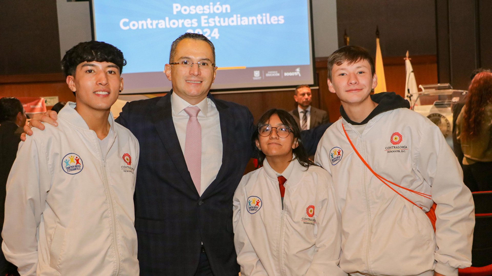 En la biblioteca Luis Ángel Arango se posesionaron 412 Contralores Estudiantiles para 2024. En el evento se firmó un compromiso para acompañar a estos jóvenes en el ejercicio de control que realizan en sus planteles.