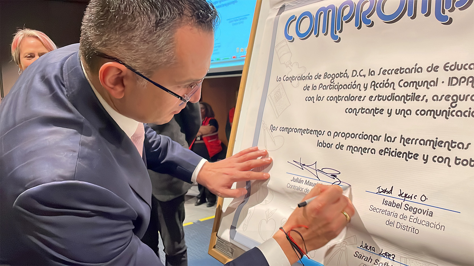 En la biblioteca Luis Ángel Arango se posesionaron 412 Contralores Estudiantiles para 2024. En el evento se firmó un compromiso para acompañar a estos jóvenes en el ejercicio de control que realizan en sus planteles.