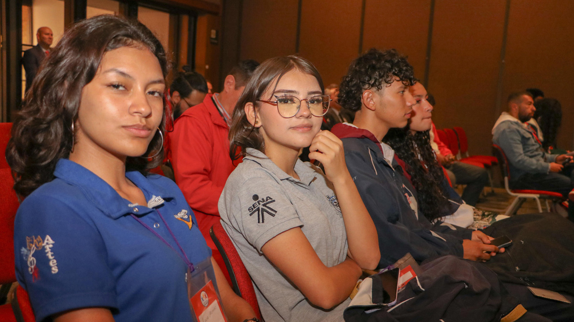 En la biblioteca Luis Ángel Arango se posesionaron 412 Contralores Estudiantiles para 2024. En el evento se firmó un compromiso para acompañar a estos jóvenes en el ejercicio de control que realizan en sus planteles.