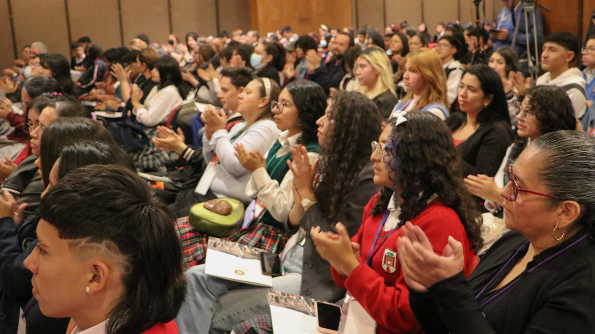 En la biblioteca Luis Ángel Arango se posesionaron 412 Contralores Estudiantiles para 2024. En el evento se firmó un compromiso para acompañar a estos jóvenes en el ejercicio de control que realizan en sus planteles.