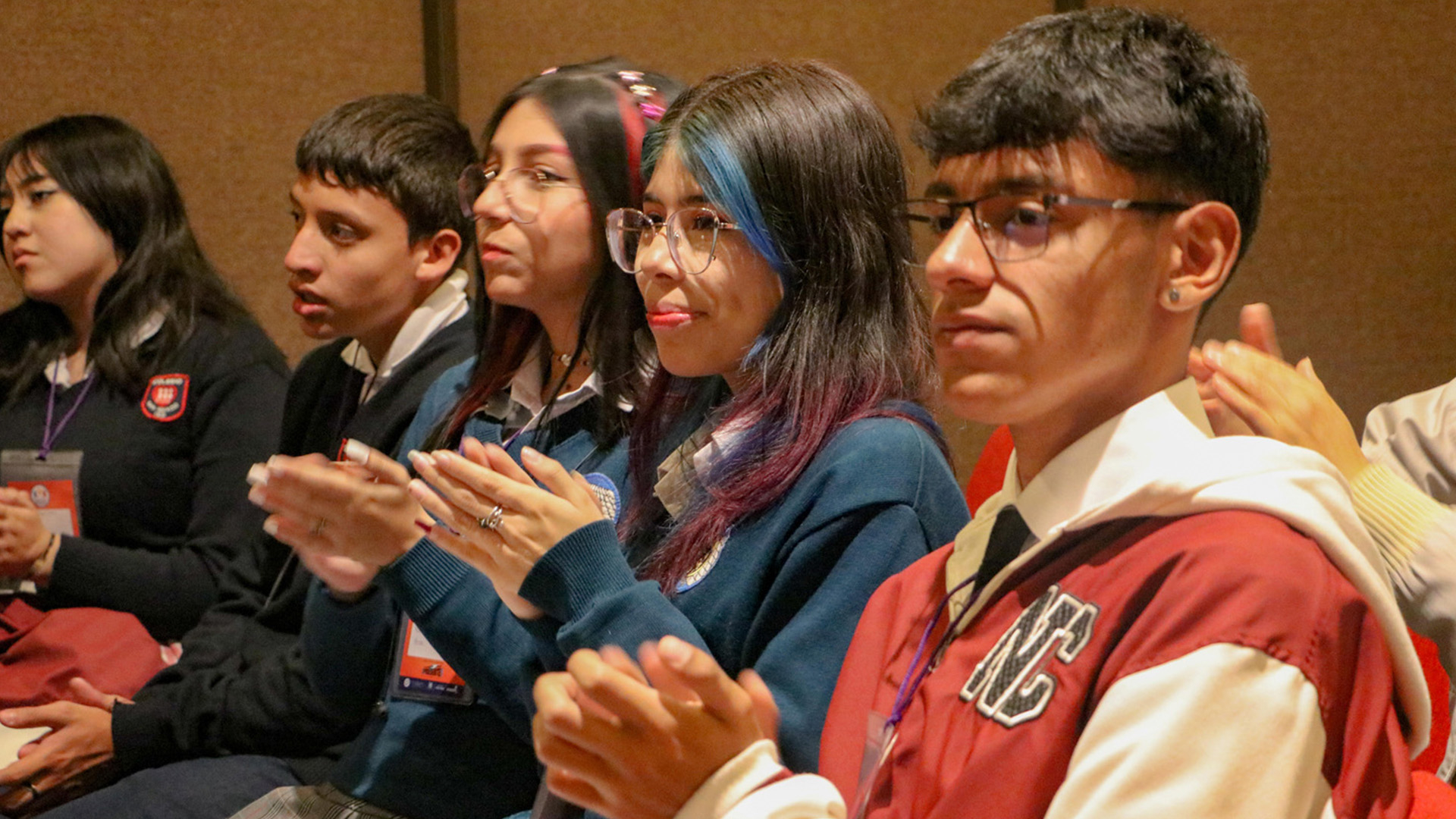 En la biblioteca Luis Ángel Arango se posesionaron 412 Contralores Estudiantiles para 2024. En el evento se firmó un compromiso para acompañar a estos jóvenes en el ejercicio de control que realizan en sus planteles.