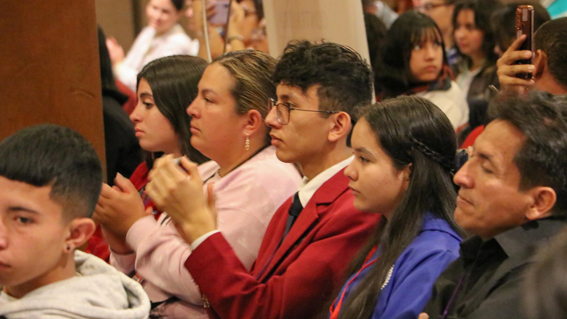 En la biblioteca Luis Ángel Arango se posesionaron 412 Contralores Estudiantiles para 2024. En el evento se firmó un compromiso para acompañar a estos jóvenes en el ejercicio de control que realizan en sus planteles.