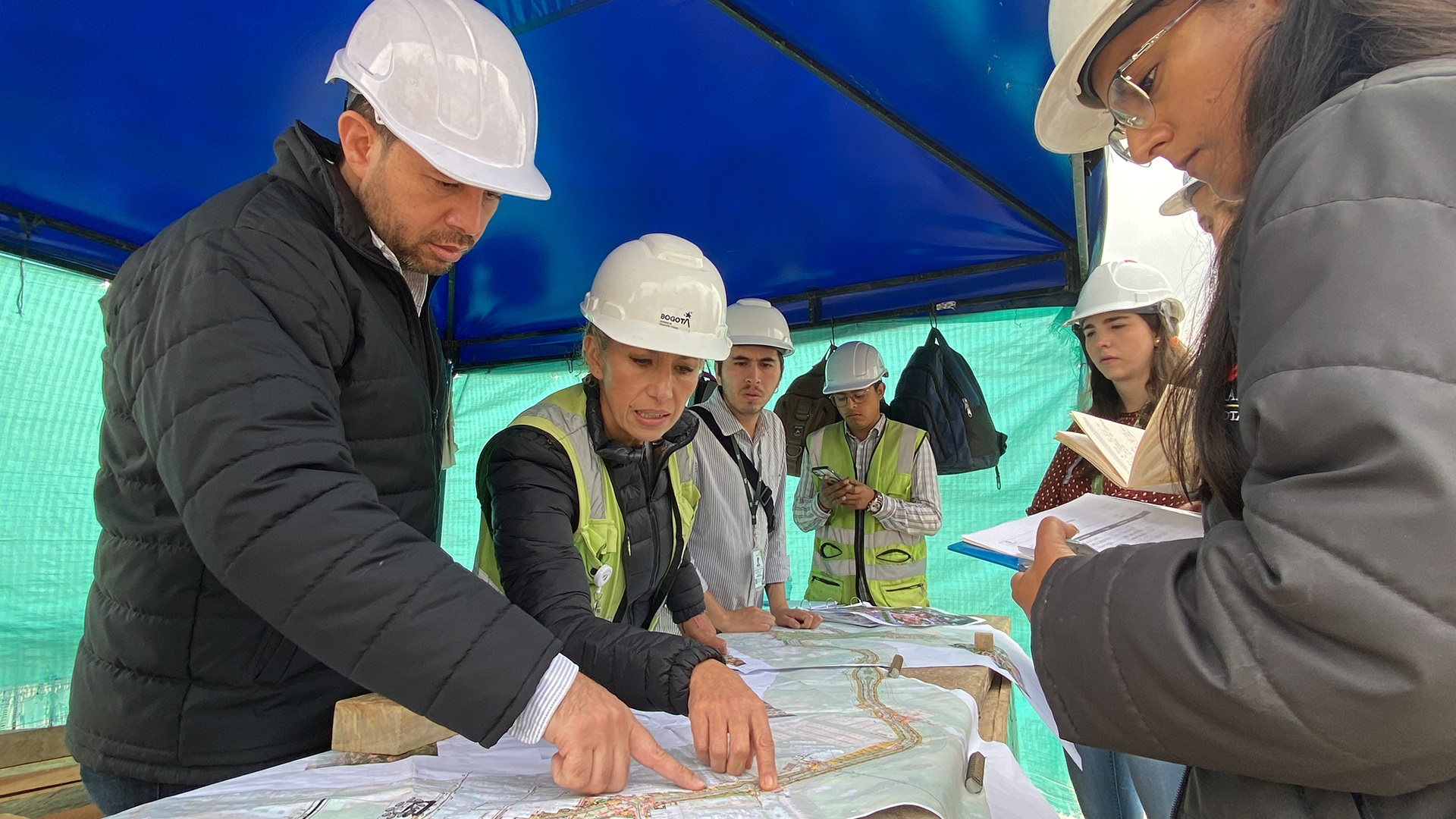 La Contraloría visitó dos importantes obras de movilidad que se desarrollan en el norte de Bogotá: la Avenida Laureano Gómez y la Avenida Rincón. El objetivo, constatar el avance de estos proyectos que están en seguimiento bajo el programa ´Vamos a la Obra´.