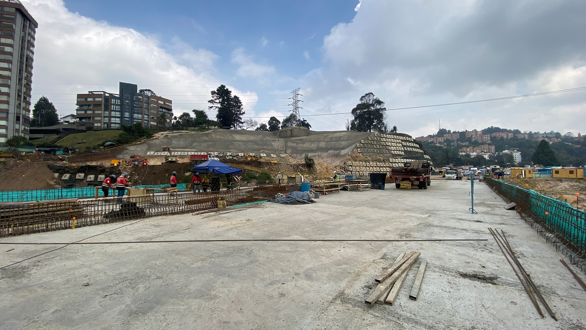 La Contraloría visitó dos importantes obras de movilidad que se desarrollan en el norte de Bogotá: la Avenida Laureano Gómez y la Avenida Rincón. El objetivo, constatar el avance de estos proyectos que están en seguimiento bajo el programa ´Vamos a la Obra´.