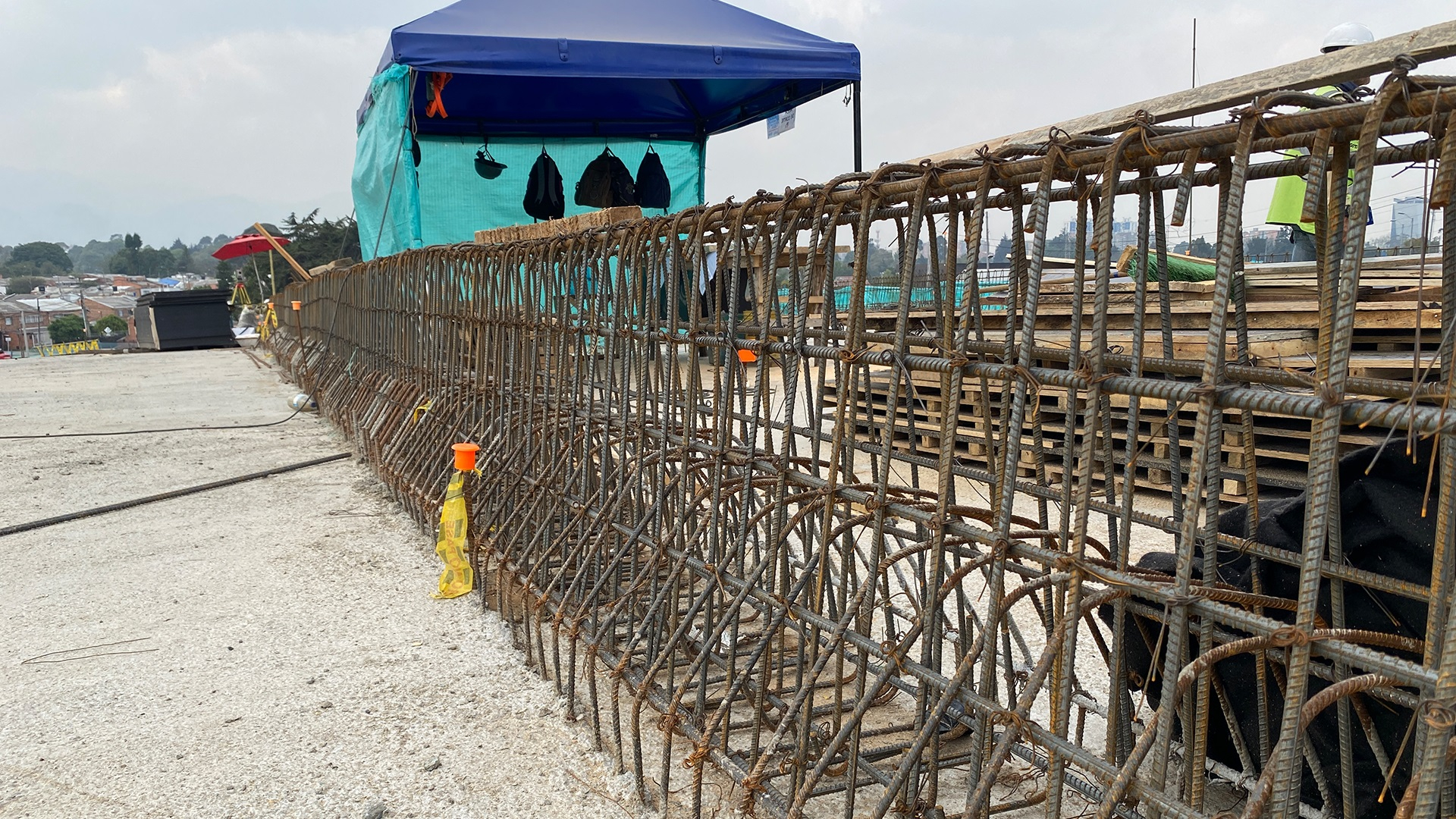 La Contraloría visitó dos importantes obras de movilidad que se desarrollan en el norte de Bogotá: la Avenida Laureano Gómez y la Avenida Rincón. El objetivo, constatar el avance de estos proyectos que están en seguimiento bajo el programa ´Vamos a la Obra´.