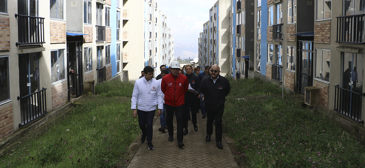 Una jornada especial de control fiscal y participación ciudadana llevó a cabo la Contraloría en la Localidad de San Cristóbal, con la participación del Contralor Auxiliar, Javier Reyes, y del equipo de la Dirección de Participación Ciudadana. Allí se visitaron: I) el proyecto de apartamentos Arboleda Santa Teresita II) el Colegio Moralba Sur, III) La Gerencia y la Alcaldía Local de San Cristóbal. También se hicieron reuniones con comunidades.