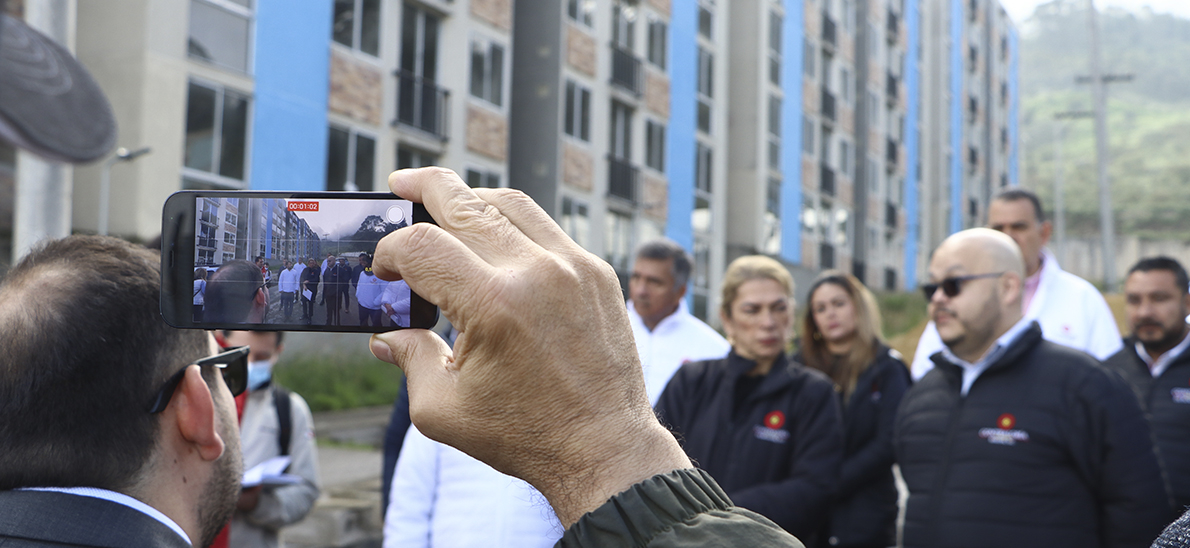 Una jornada especial de control fiscal y participación ciudadana llevó a cabo la Contraloría en la Localidad de San Cristóbal, con la participación del Contralor Auxiliar, Javier Reyes, y del equipo de la Dirección de Participación Ciudadana. Allí se visitaron: I) el proyecto de apartamentos Arboleda Santa Teresita II) el Colegio Moralba Sur, III) La Gerencia y la Alcaldía Local de San Cristóbal. También se hicieron reuniones con comunidades.