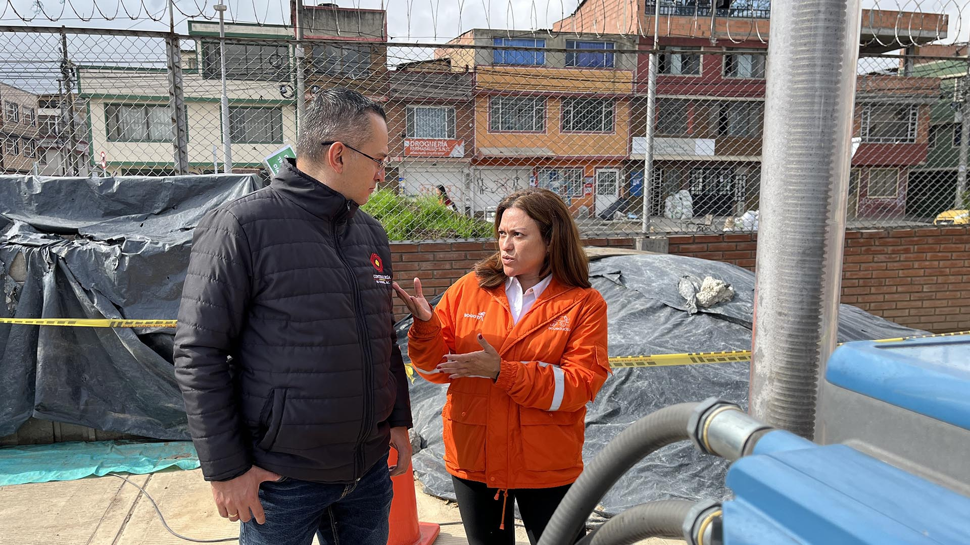 Con acompañamiento de la Contraloría se consiguió finalizar el By-Pass Britalia, proyecto para descontaminar parte del Río Bogotá, que beneficiará a más de 200 mil personas en Kennedy. En la entrega de la obra a la comunidad estuvieron el Contralor, Julián Mauricio Ruiz, y la gerente del Acueducto, Natasha Avendaño, quienes manifestaron que este es un ejemplo de cómo el trabajo institucional y coordinado puede arrojar resultados positivos para la ciudad.