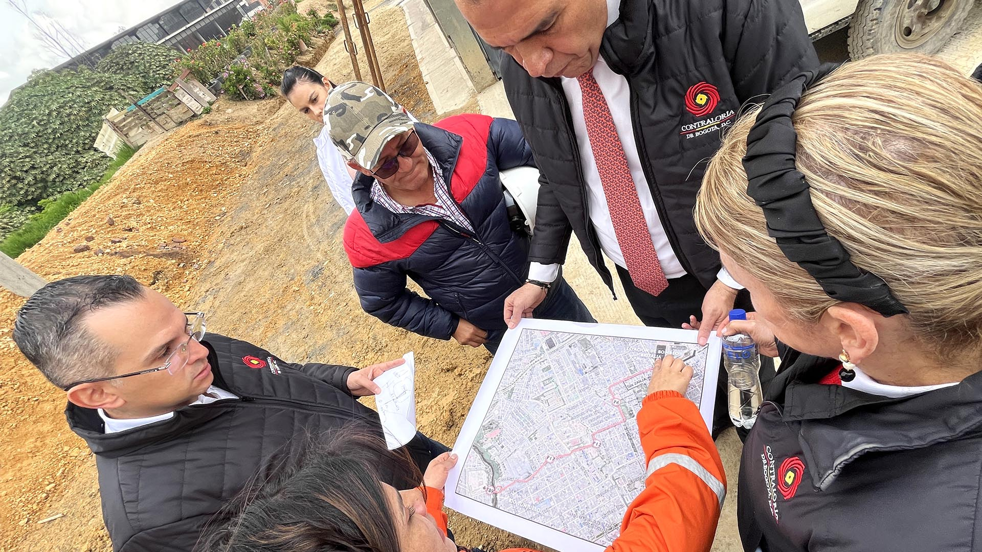 Con acompañamiento de la Contraloría se consiguió finalizar el By-Pass Britalia, proyecto para descontaminar parte del Río Bogotá, que beneficiará a más de 200 mil personas en Kennedy. En la entrega de la obra a la comunidad estuvieron el Contralor, Julián Mauricio Ruiz, y la gerente del Acueducto, Natasha Avendaño, quienes manifestaron que este es un ejemplo de cómo el trabajo institucional y coordinado puede arrojar resultados positivos para la ciudad.