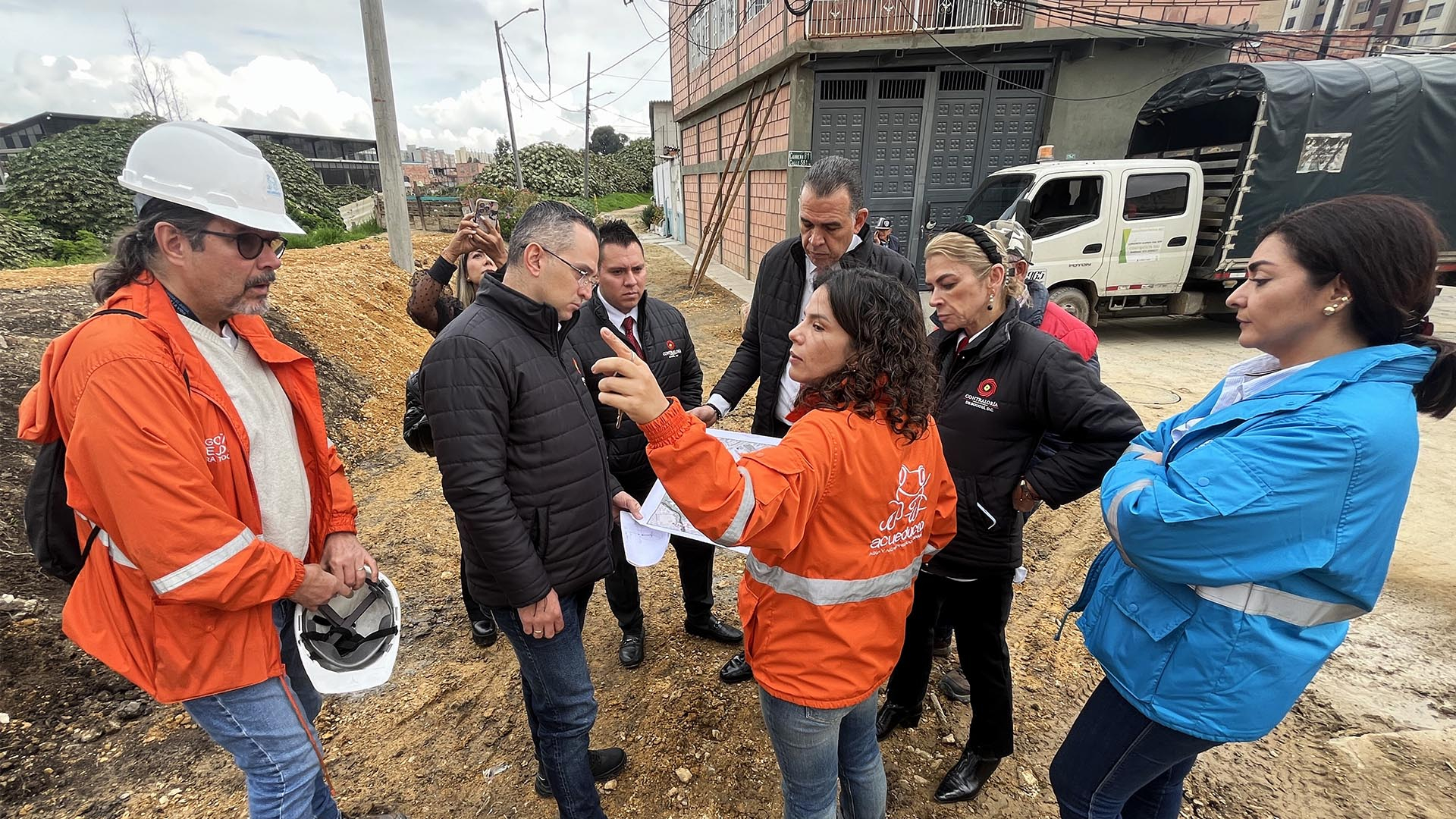 Con acompañamiento de la Contraloría se consiguió finalizar el By-Pass Britalia, proyecto para descontaminar parte del Río Bogotá, que beneficiará a más de 200 mil personas en Kennedy. En la entrega de la obra a la comunidad estuvieron el Contralor, Julián Mauricio Ruiz, y la gerente del Acueducto, Natasha Avendaño, quienes manifestaron que este es un ejemplo de cómo el trabajo institucional y coordinado puede arrojar resultados positivos para la ciudad.