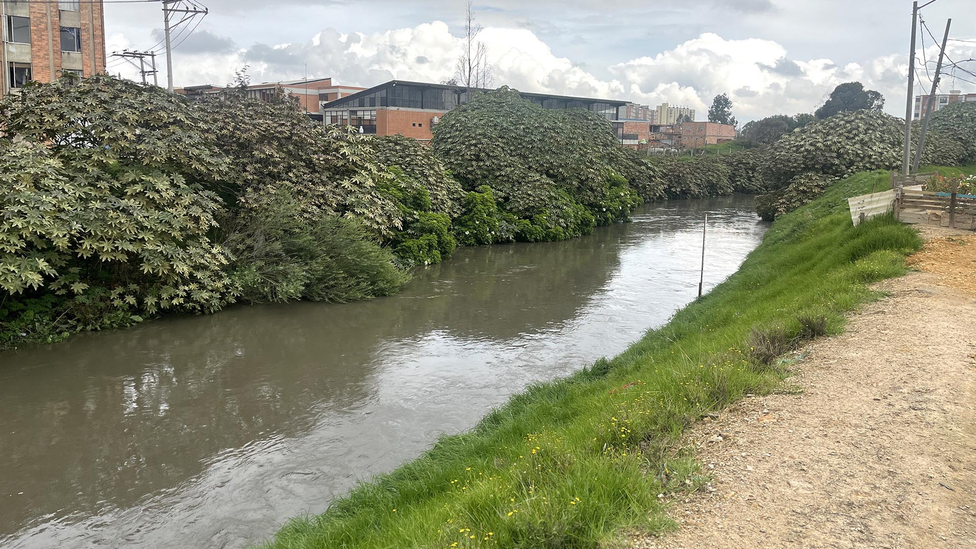 Con acompañamiento de la Contraloría se consiguió finalizar el By-Pass Britalia, proyecto para descontaminar parte del Río Bogotá, que beneficiará a más de 200 mil personas en Kennedy. En la entrega de la obra a la comunidad estuvieron el Contralor, Julián Mauricio Ruiz, y la gerente del Acueducto, Natasha Avendaño, quienes manifestaron que este es un ejemplo de cómo el trabajo institucional y coordinado puede arrojar resultados positivos para la ciudad.