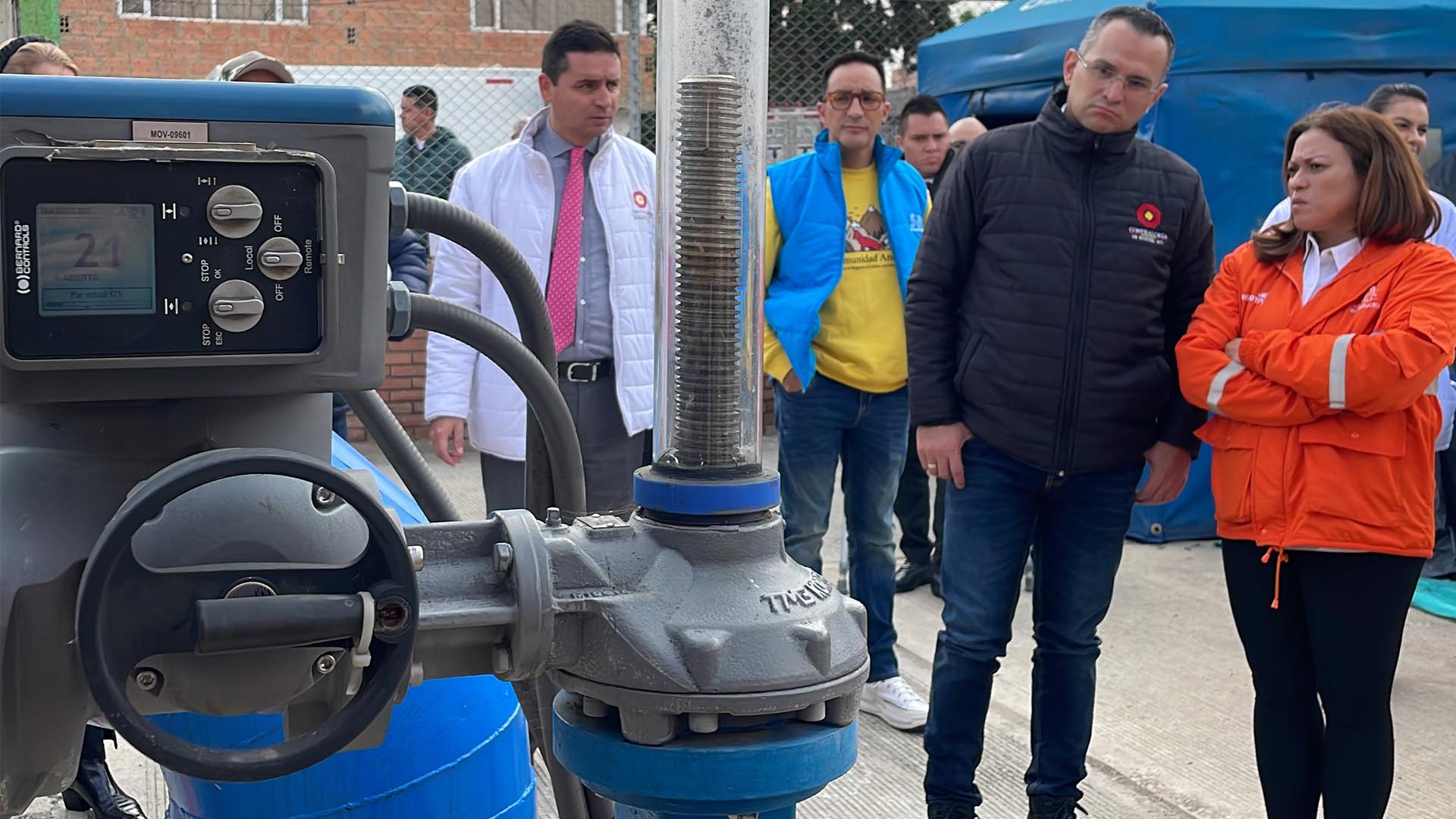 Con acompañamiento de la Contraloría se consiguió finalizar el By-Pass Britalia, proyecto para descontaminar parte del Río Bogotá, que beneficiará a más de 200 mil personas en Kennedy. En la entrega de la obra a la comunidad estuvieron el Contralor, Julián Mauricio Ruiz, y la gerente del Acueducto, Natasha Avendaño, quienes manifestaron que este es un ejemplo de cómo el trabajo institucional y coordinado puede arrojar resultados positivos para la ciudad.