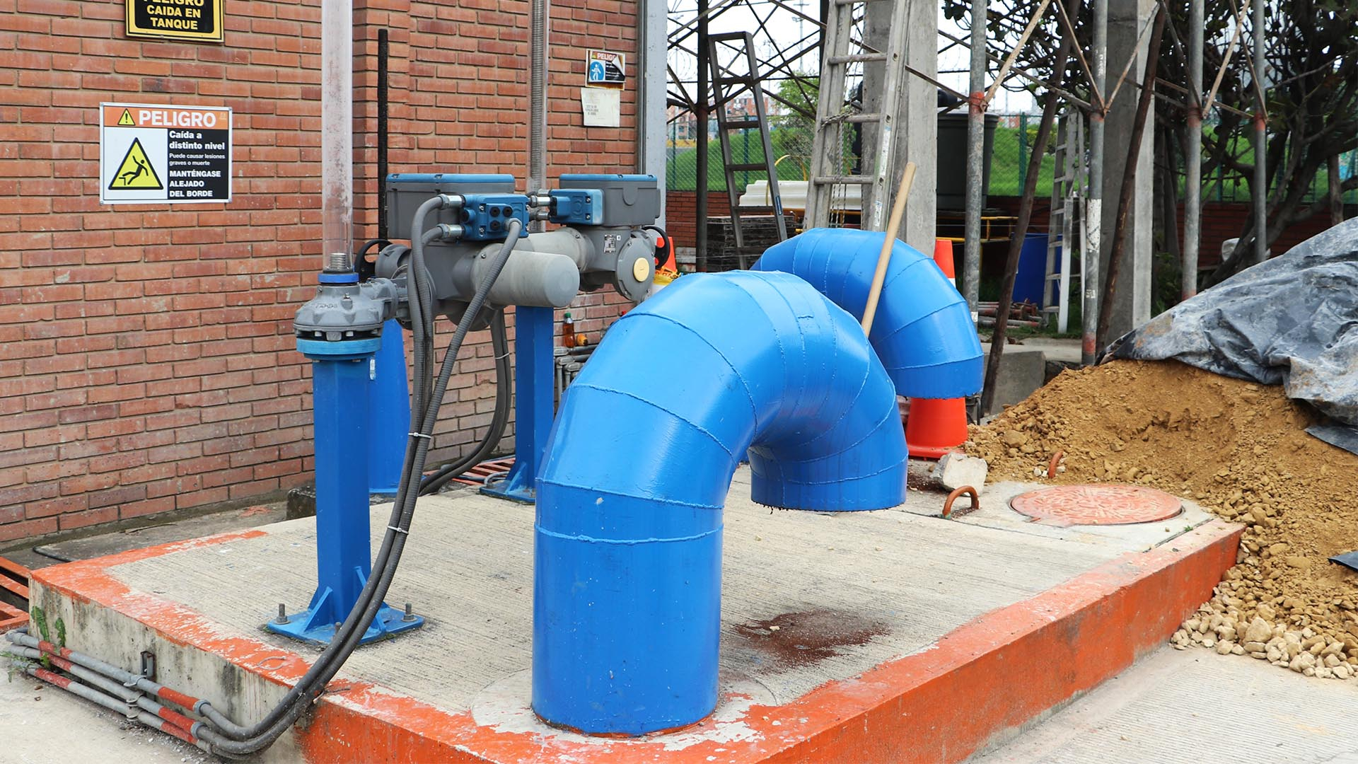 Con acompañamiento de la Contraloría se consiguió finalizar el By-Pass Britalia, proyecto para descontaminar parte del Río Bogotá, que beneficiará a más de 200 mil personas en Kennedy. En la entrega de la obra a la comunidad estuvieron el Contralor, Julián Mauricio Ruiz, y la gerente del Acueducto, Natasha Avendaño, quienes manifestaron que este es un ejemplo de cómo el trabajo institucional y coordinado puede arrojar resultados positivos para la ciudad.