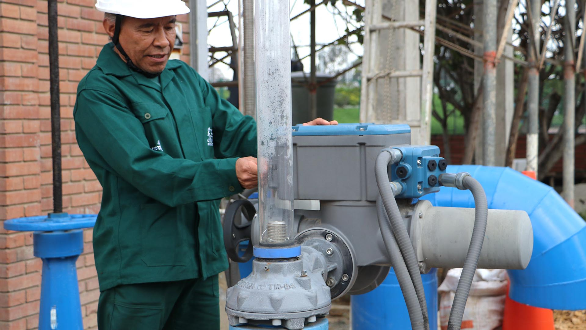 Con acompañamiento de la Contraloría se consiguió finalizar el By-Pass Britalia, proyecto para descontaminar parte del Río Bogotá, que beneficiará a más de 200 mil personas en Kennedy. En la entrega de la obra a la comunidad estuvieron el Contralor, Julián Mauricio Ruiz, y la gerente del Acueducto, Natasha Avendaño, quienes manifestaron que este es un ejemplo de cómo el trabajo institucional y coordinado puede arrojar resultados positivos para la ciudad.