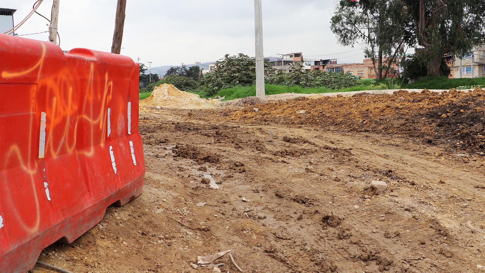 Con acompañamiento de la Contraloría se consiguió finalizar el By-Pass Britalia, proyecto para descontaminar parte del Río Bogotá, que beneficiará a más de 200 mil personas en Kennedy. En la entrega de la obra a la comunidad estuvieron el Contralor, Julián Mauricio Ruiz, y la gerente del Acueducto, Natasha Avendaño, quienes manifestaron que este es un ejemplo de cómo el trabajo institucional y coordinado puede arrojar resultados positivos para la ciudad.