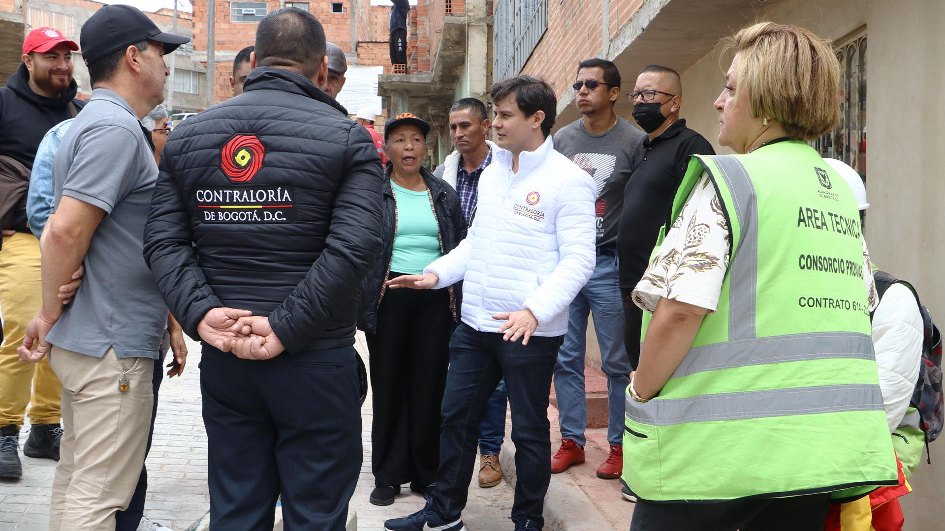 La Contraloría de Bogotá con las direcciones de Participación Ciudadana y de Educación, realizó una jornada especial de control fiscal con visitas a obras, encuentros ciudadanos (incluidos estudiantes) y revisión de contratos, en la Localidad de Ciudad Bolívar. Este tipo de actividades seguirán desarrollándose por todas las Localidades.